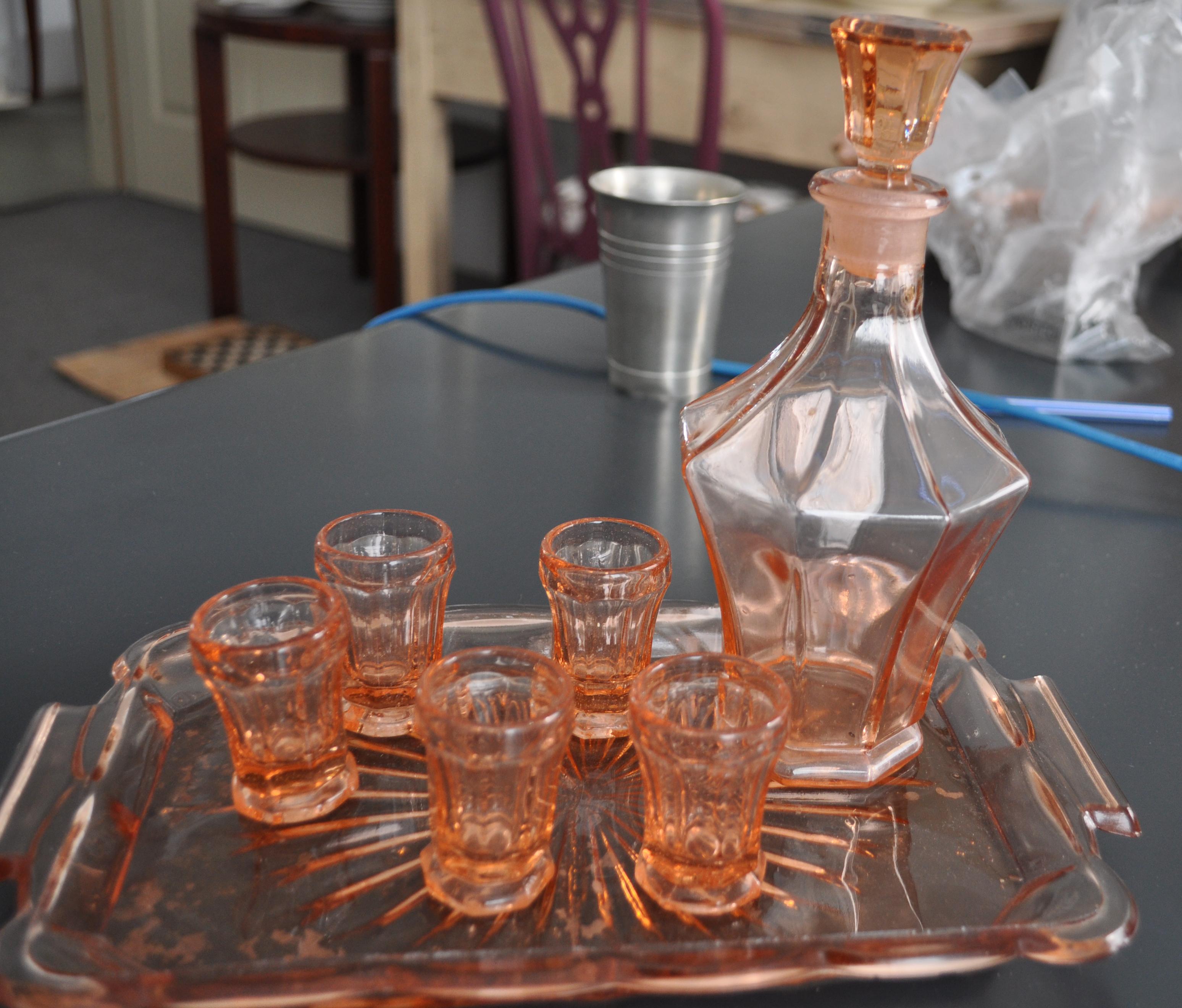 Art Deco Czech liqueur stock, peach-colored
good in original condition.
Tray size: 24 x 16 cm
1 bottle size: 20 cm
5 glasses size: 5.5 cm 3.5 Q
I have other blue and white stock, see image.