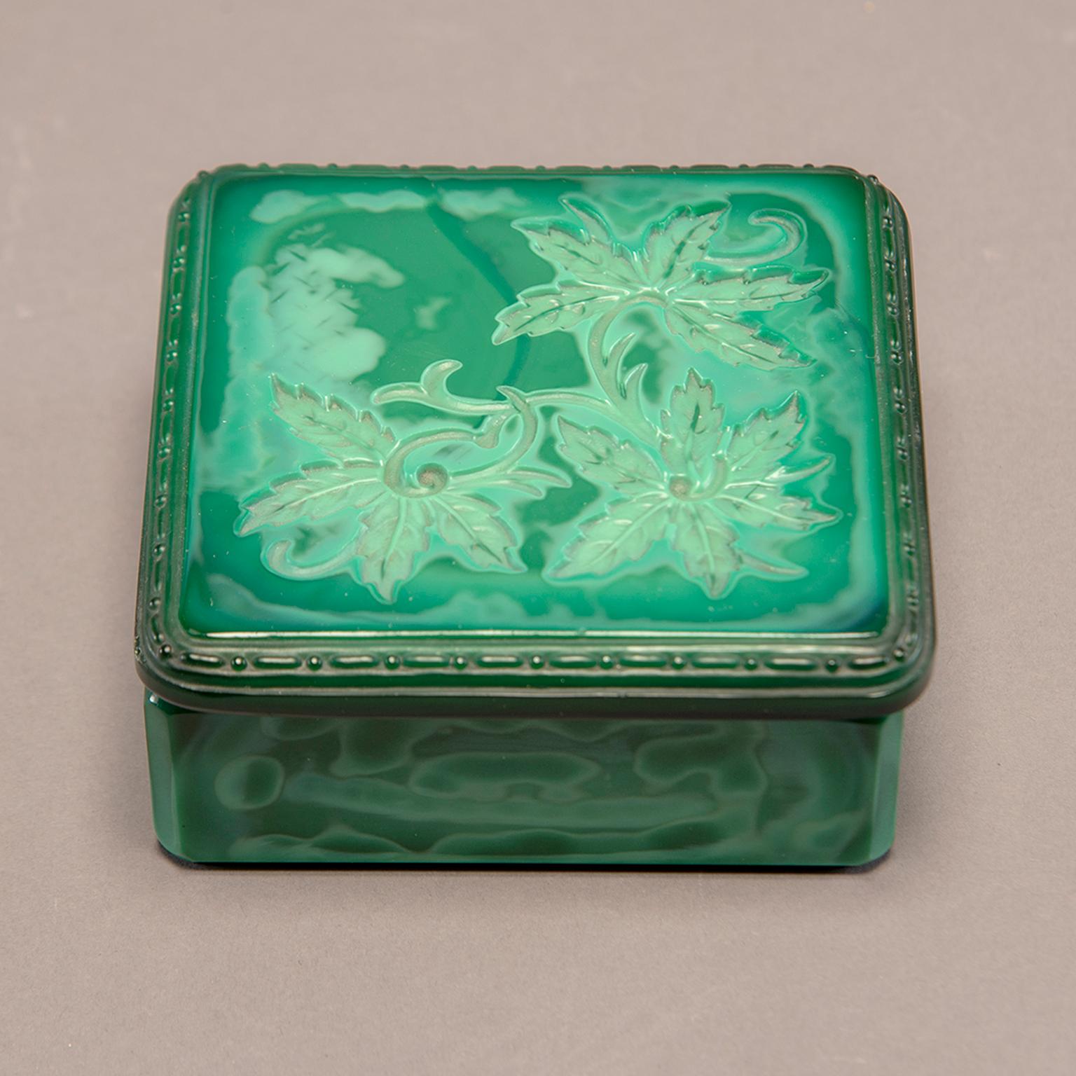 Deco era Czech malachite glass lidded box with leaf design. Unknown maker and pattern. Excellent overall vintage condition.

   