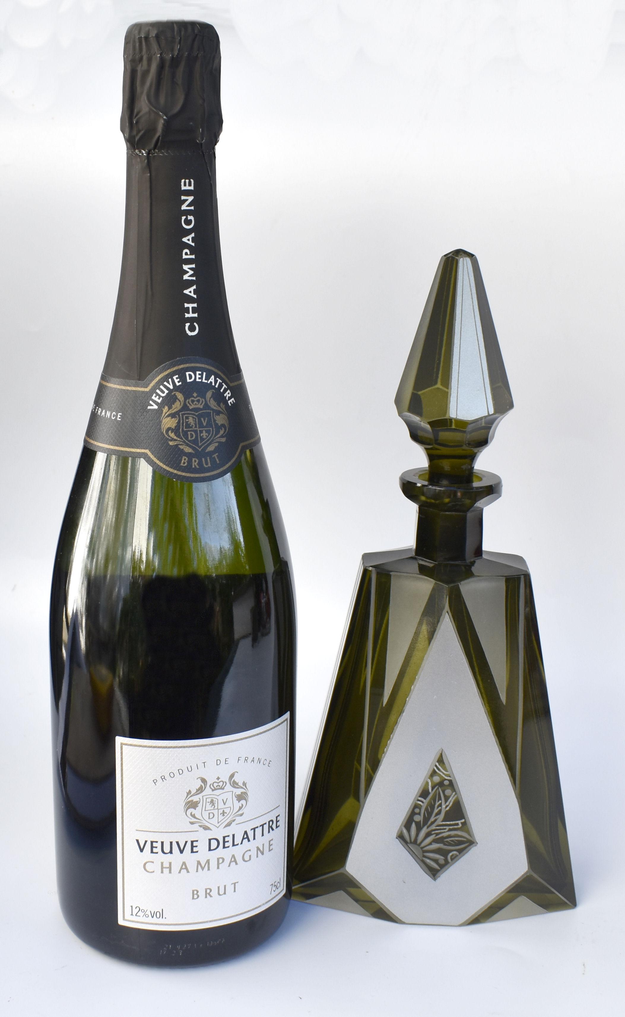 Tchèque Ensemble carafe Art Déco tchèque en verre d'olivier et émail, vers 1930 en vente