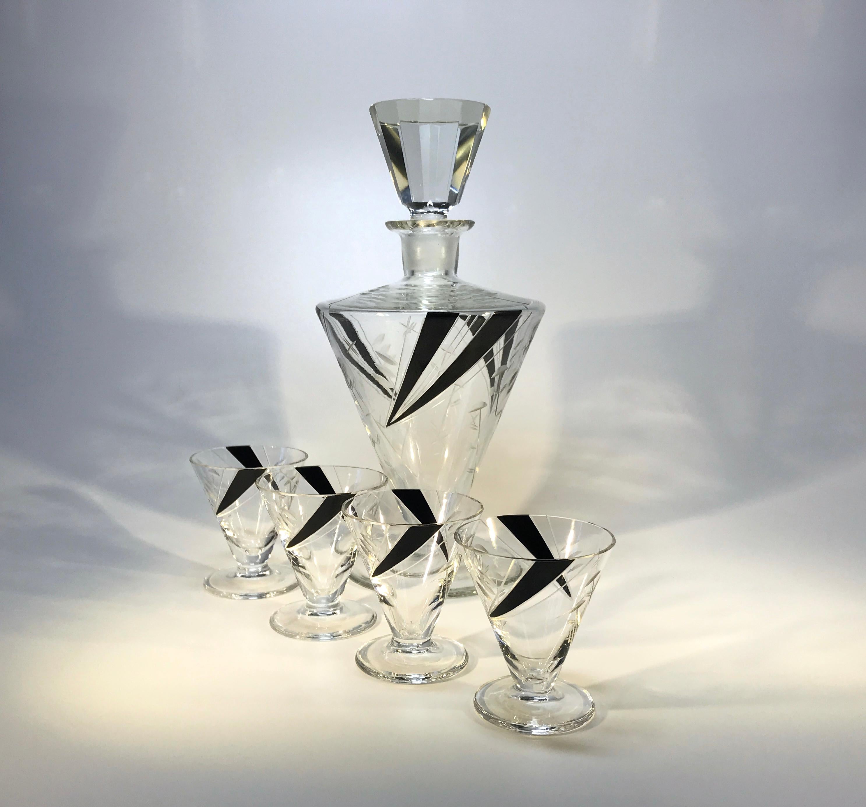 Splendid Art Deco Czech crystal decanter set from the 1930s
A superbly stylish decanter and faceted crystal stopper, decorated with a black enamel geometric design
Complete with four petite companion crystal glasses. Each glass holds approx