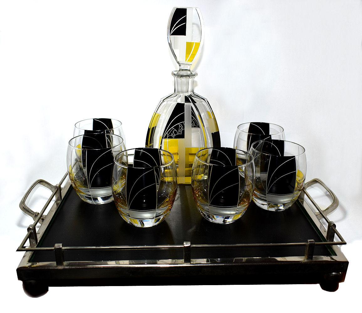 Very high quality, collectable 1930s Art Deco Czech whisky decanter set by Karl Palda. Features a very curvaceous classic Palda decanter with six decent sized glass tumblers. These classic sets are rare and a beautiful addition to any Deco