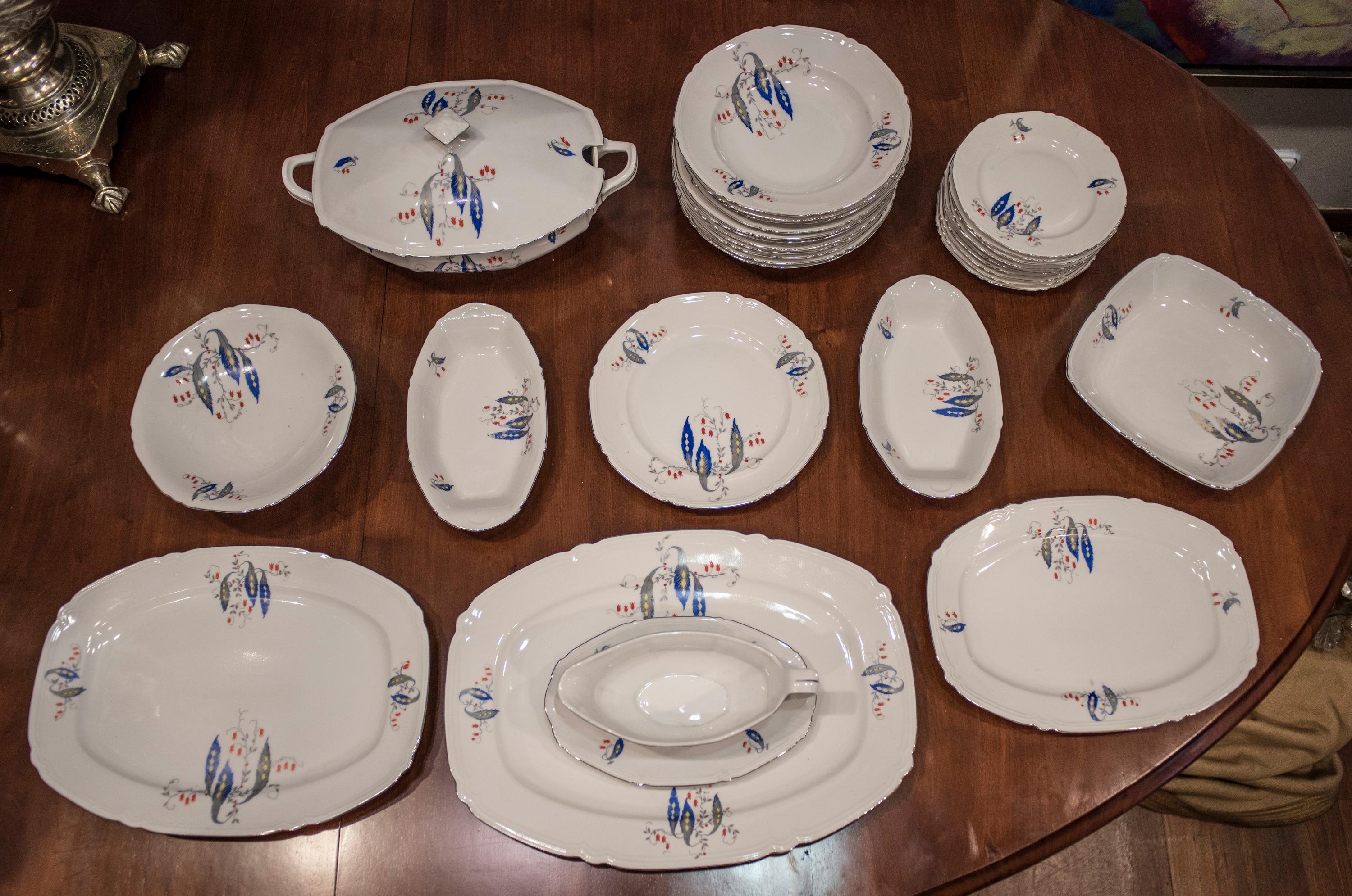 Unique and exquisite Czechaslovaquia porcelain tableware, Art Deco , circa 1930.
It’s composed of a tureen, 2 smalls sources, 1 source for the sauce, 4 sources of different sizes, a fruit bowl, 10 dessert dishes, 21 deep and 12 flat dishes. With