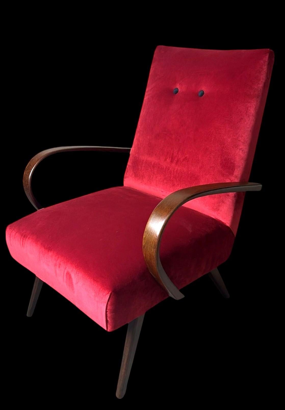 Te invitamos a leer la descripción completa, ya que proporciona información técnica e histórica detallada para garantizar la autenticidad del artículo ofrecido.
Sillón icónico checoslovaco, conocido comúnmente como Silla Banana, con un armazón