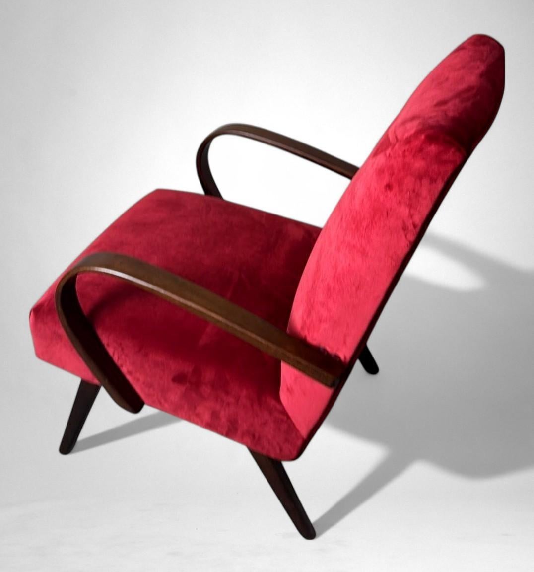 Sillón checoslovaco Art Decó atribuido a Jindřich Halabala Terciopelo en venta