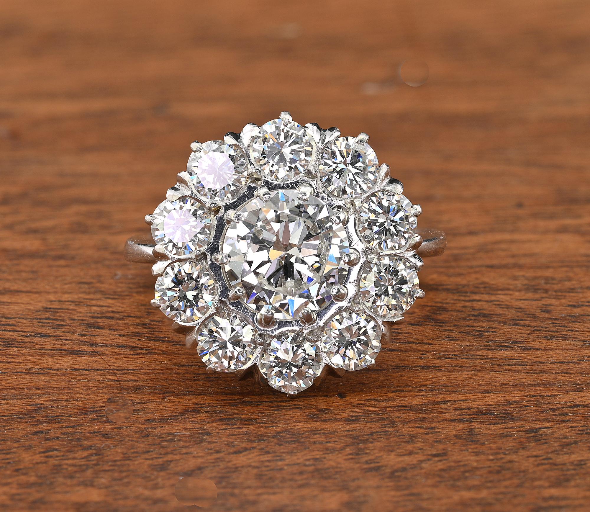 Un eccezionale anello a grappolo di diamanti in stile tardo Art Déco a forma di margherita, 1935 circa
Finemente realizzato a mano in Platino massiccio e curato nei minimi dettagli
Al centro è incastonato un grande diamante taglio brillante, pesato