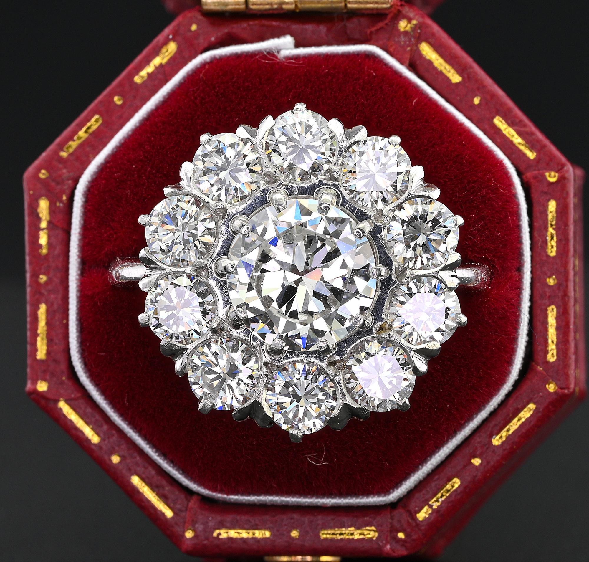 Art Déco D.D Art. Anello a grappolo con diamanti certificati D VS2 in platino in vendita