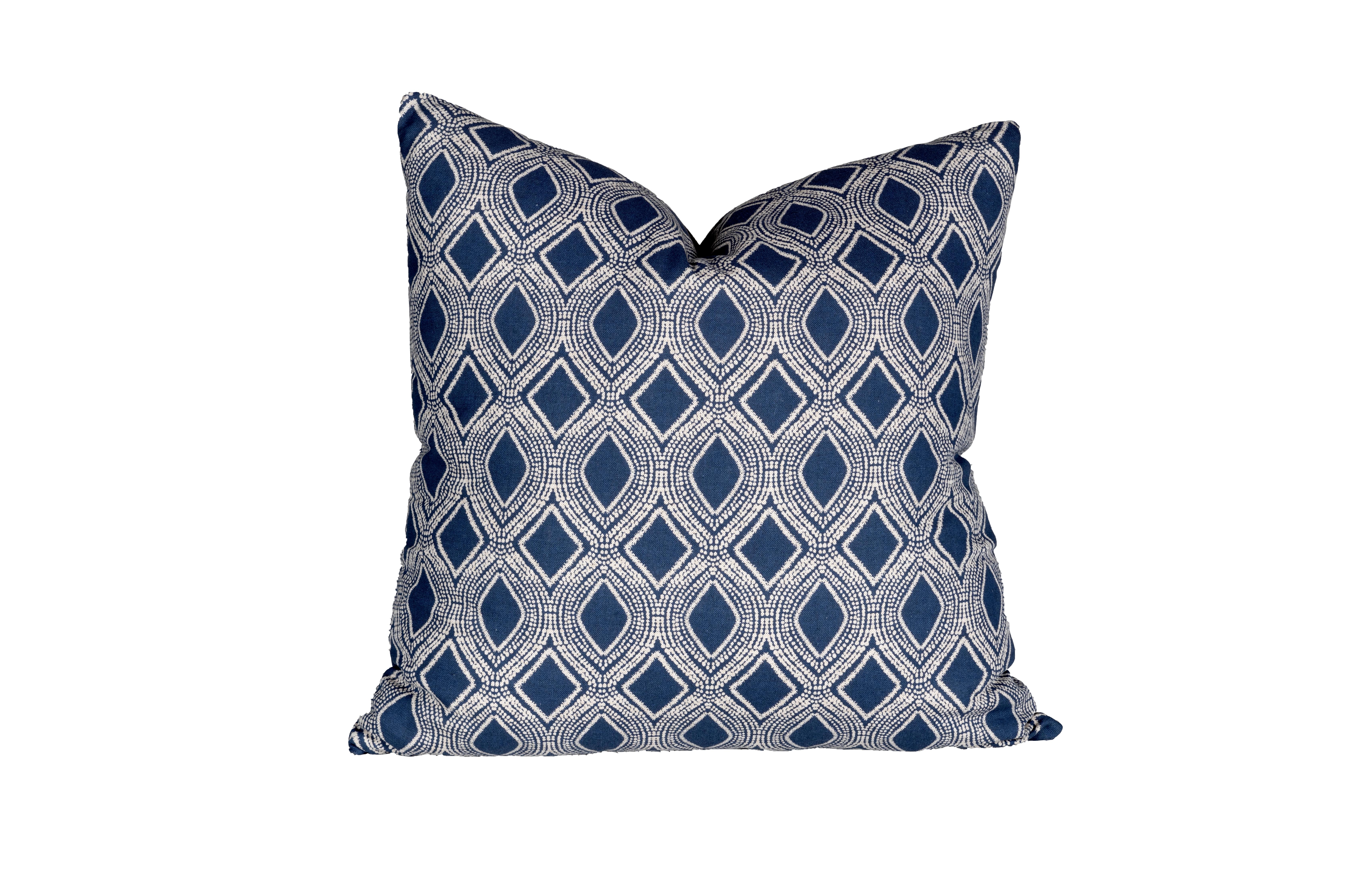 Verleihen Sie Ihrem Bett oder Sofa einen Hauch von Eleganz mit diesem schönen Kissen. Das Vintage-Damastmuster im Art-Déco-Stil zeichnet sich durch ein kühnes, geometrisches Rhombusmuster aus. Die Füllung aus weichen Daunenfedern sorgt für ein