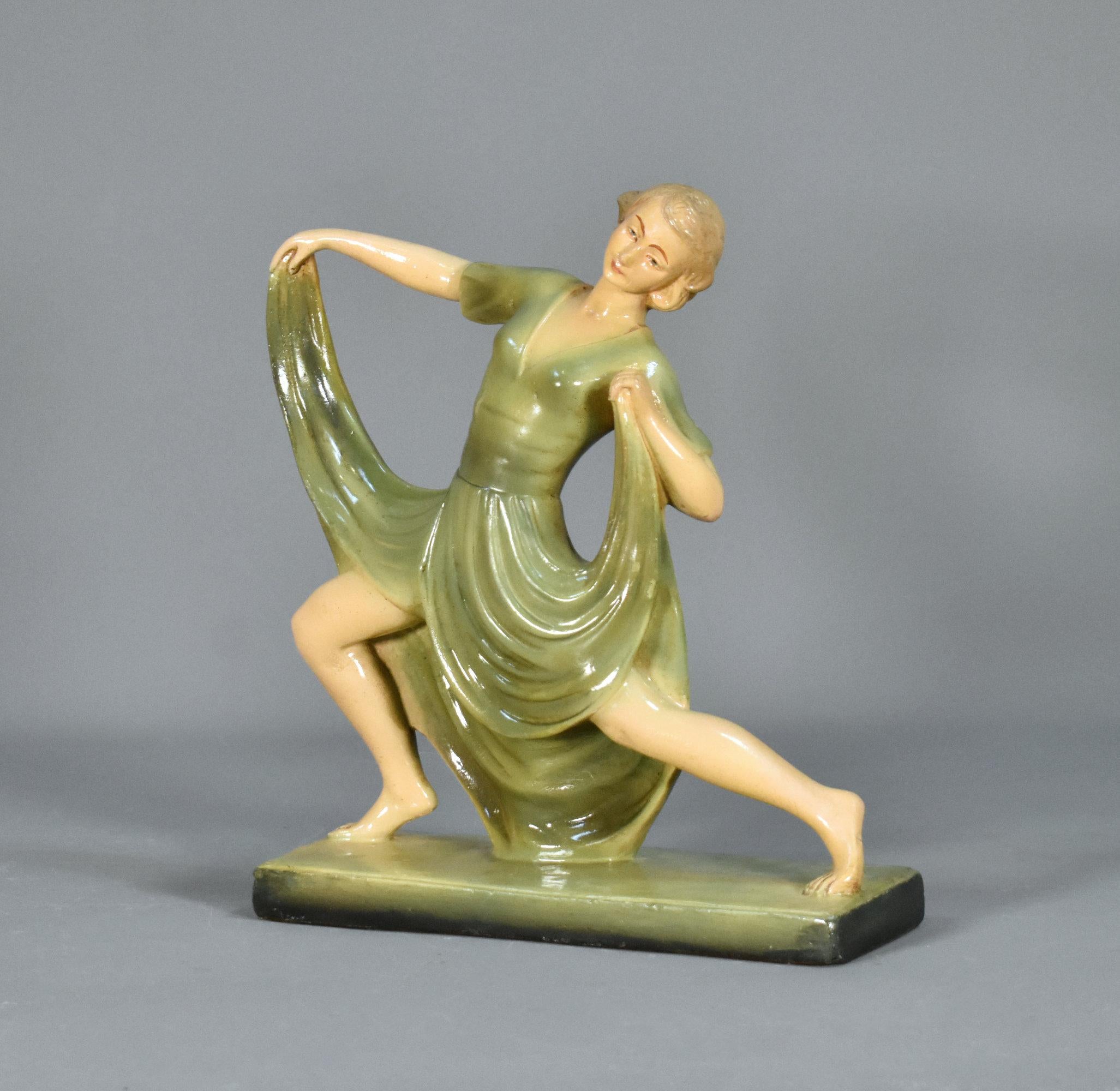 Figurilla Art Decó Bailarina en escayola de Jean Carli 

Figura de escayola de una elegante bailarina Art Déco, obra de Jean Carli (nacido en Italia en 1895). 

Jean Carli trabajó para la empresa familiar A. Carli Frères, que estuvo activa desde