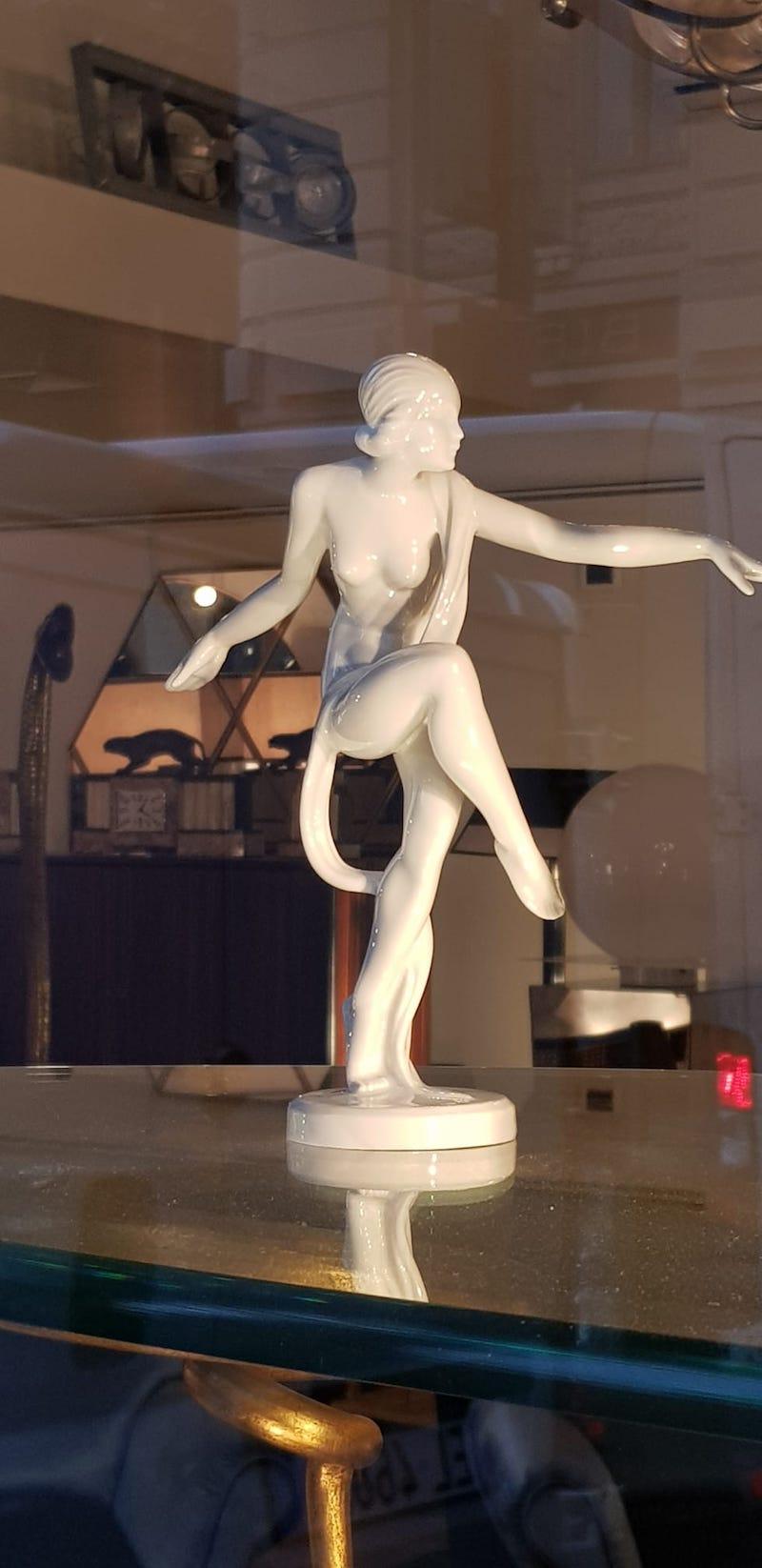 Art Deco dancer porcelain sculpture by István Szilágyi Nagy (1900-1954) - Herend - Art Deco dancer
Hungary - 1920-1949 - Porcelain. Beautiful porcelain figurine in Art Deco style from Herend Porcelain Manufactory (Hungary). Design: circa 1930,