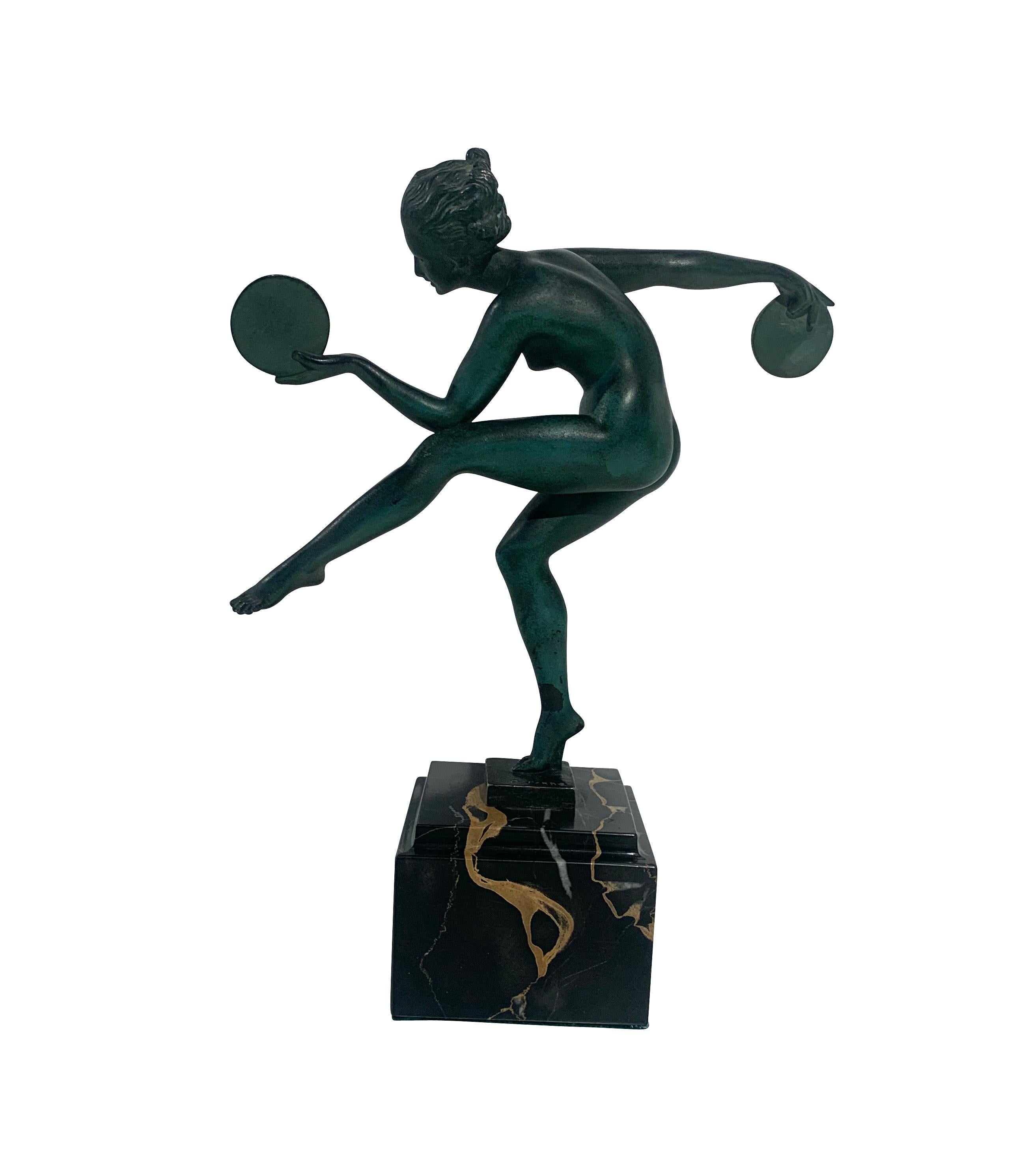 Art Deco sculpture, dancer with disks“ by Max Le Verrier, Signed Derenne, France circa 1930.

Elegant dancer with two disks („danseuse aux disque“ or „danseuse aux cymbales„). Typical Art Deco motif.
Sculpture in spelter with a green patina.