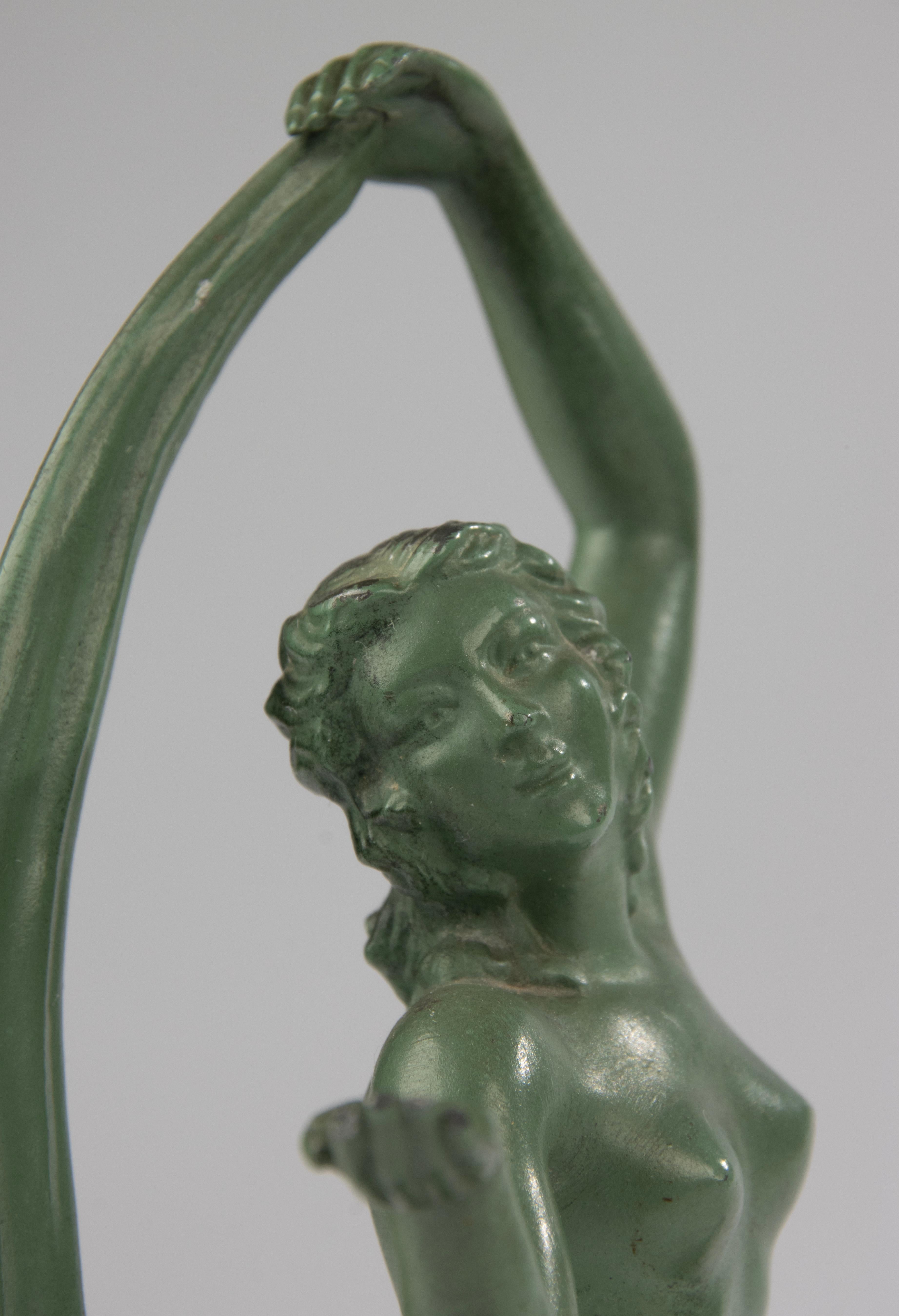 Scultura di ballerina in stile Art Déco - Francia - Spelta patinata verde su base di marmo in vendita 4