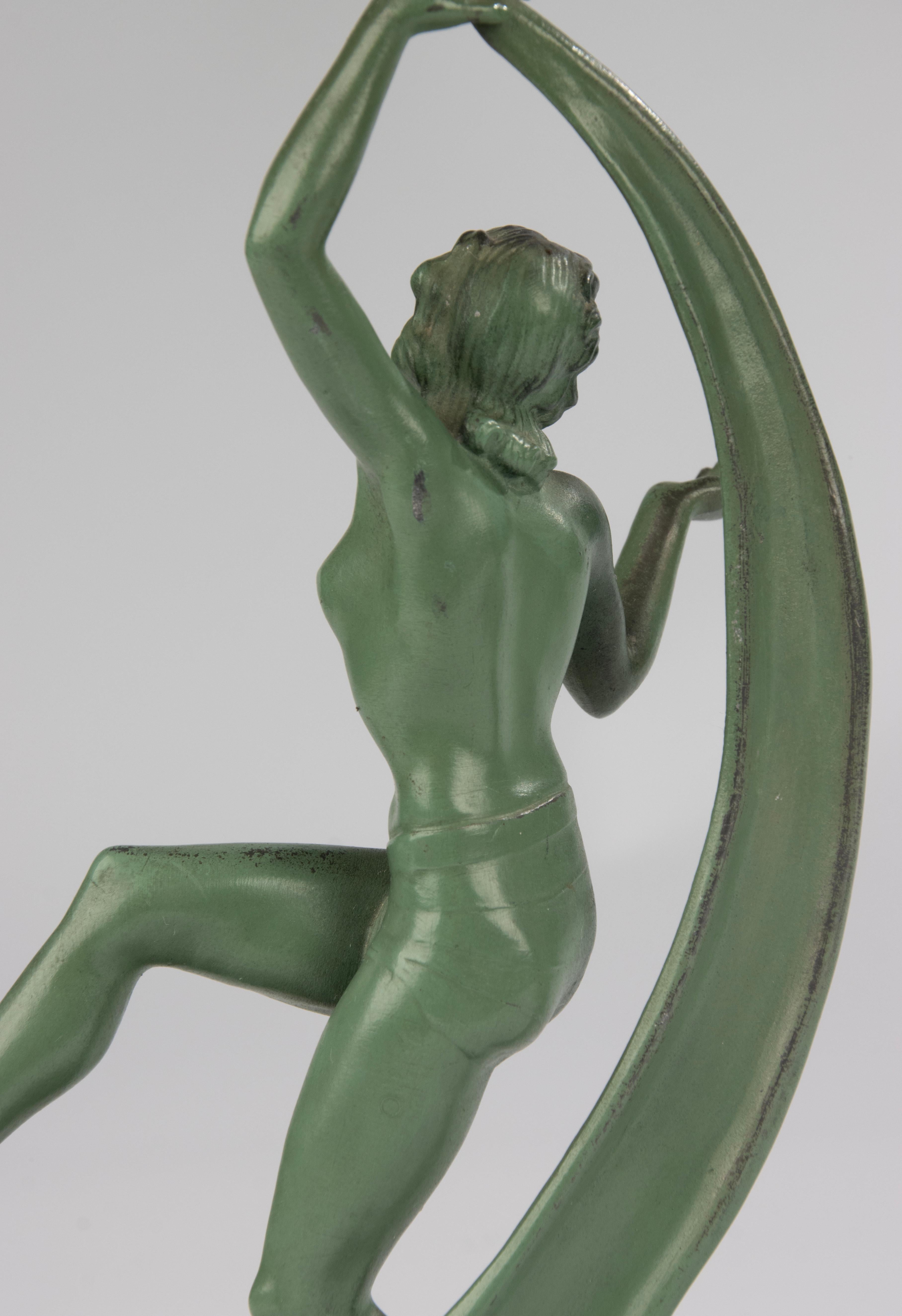 Scultura di ballerina in stile Art Déco - Francia - Spelta patinata verde su base di marmo in vendita 5