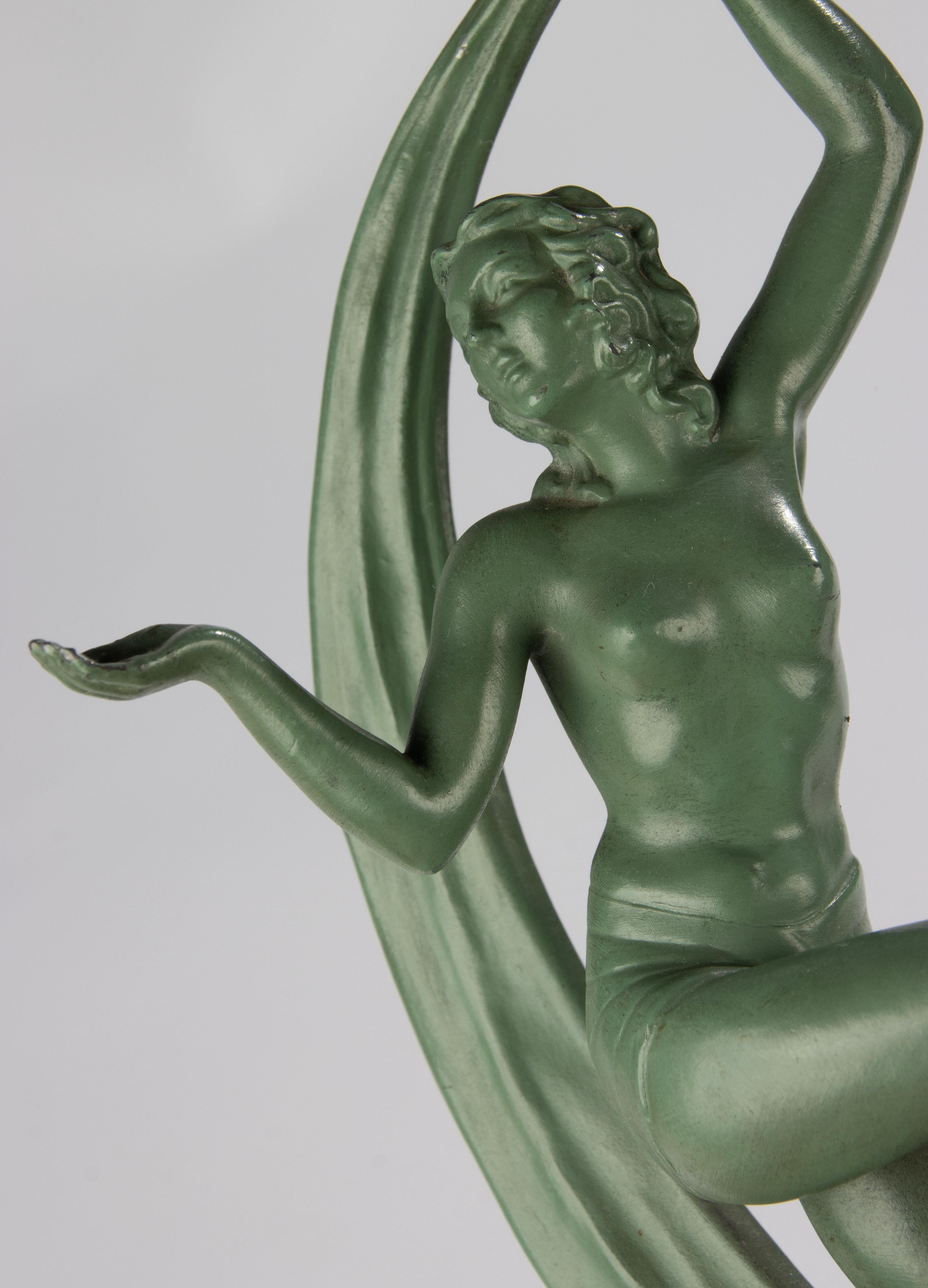 Scultura di ballerina in stile Art Déco - Francia - Spelta patinata verde su base di marmo in vendita 7