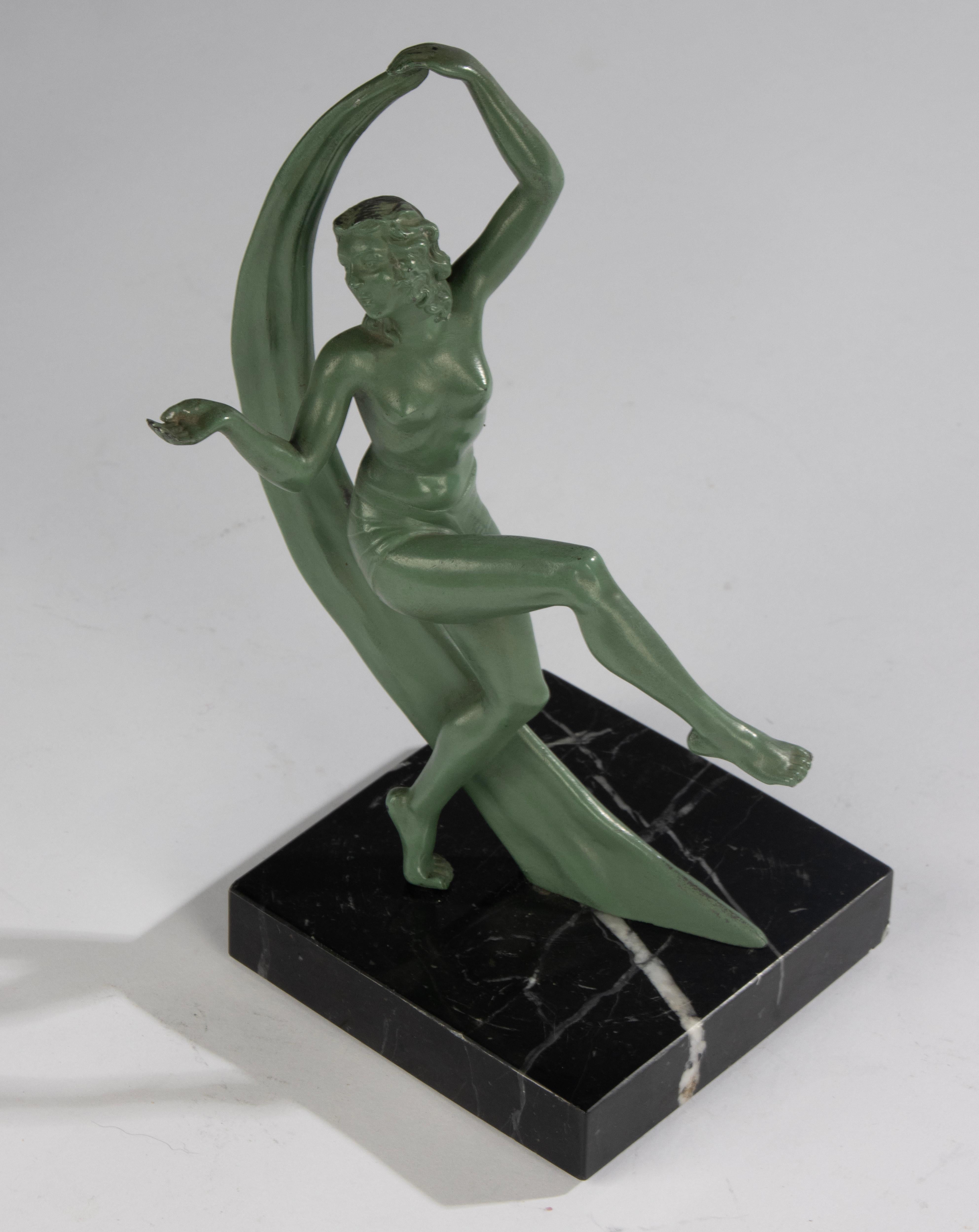 Scultura di ballerina in stile Art Déco - Francia - Spelta patinata verde su base di marmo in vendita 8