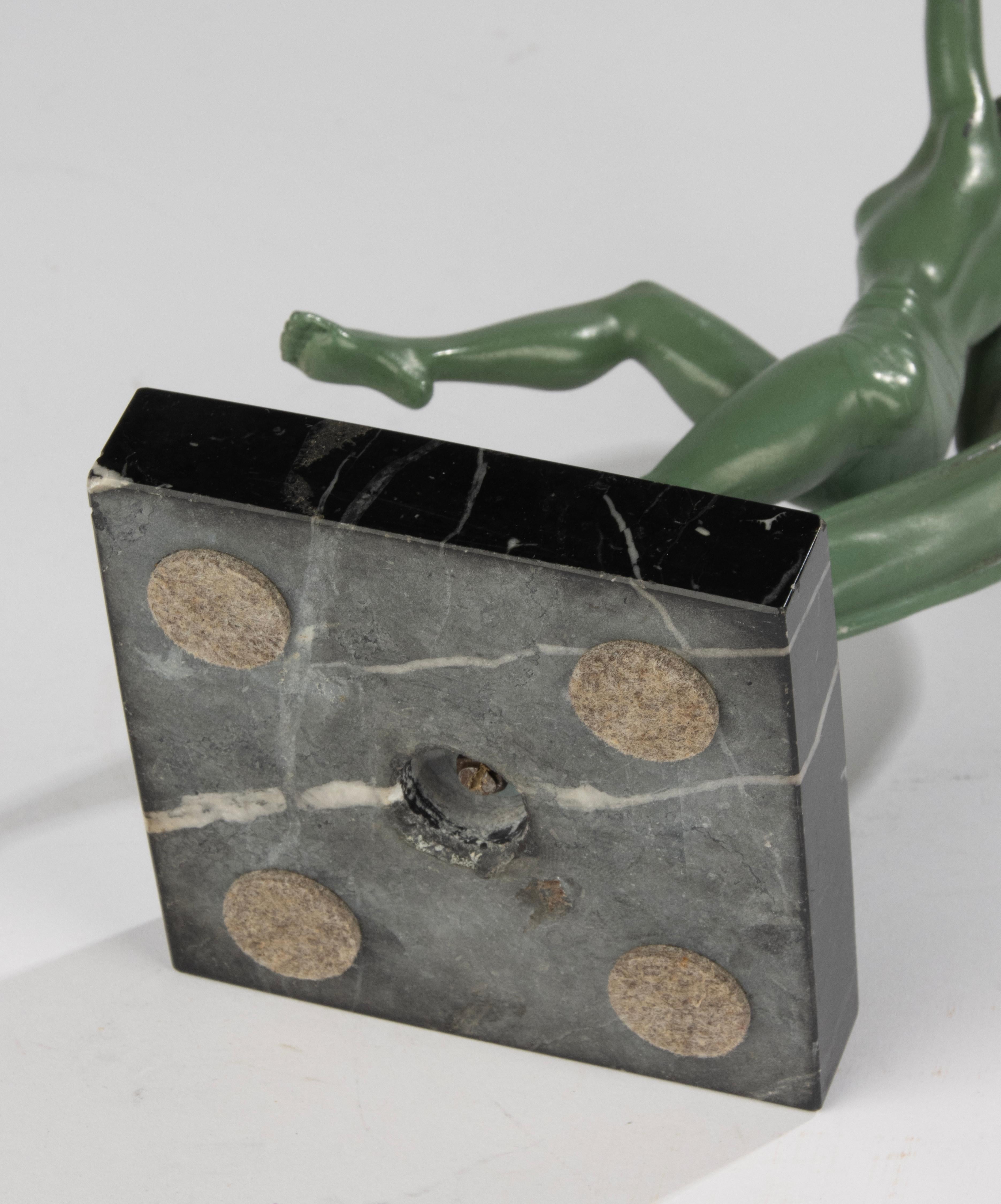 Scultura di ballerina in stile Art Déco - Francia - Spelta patinata verde su base di marmo in vendita 9
