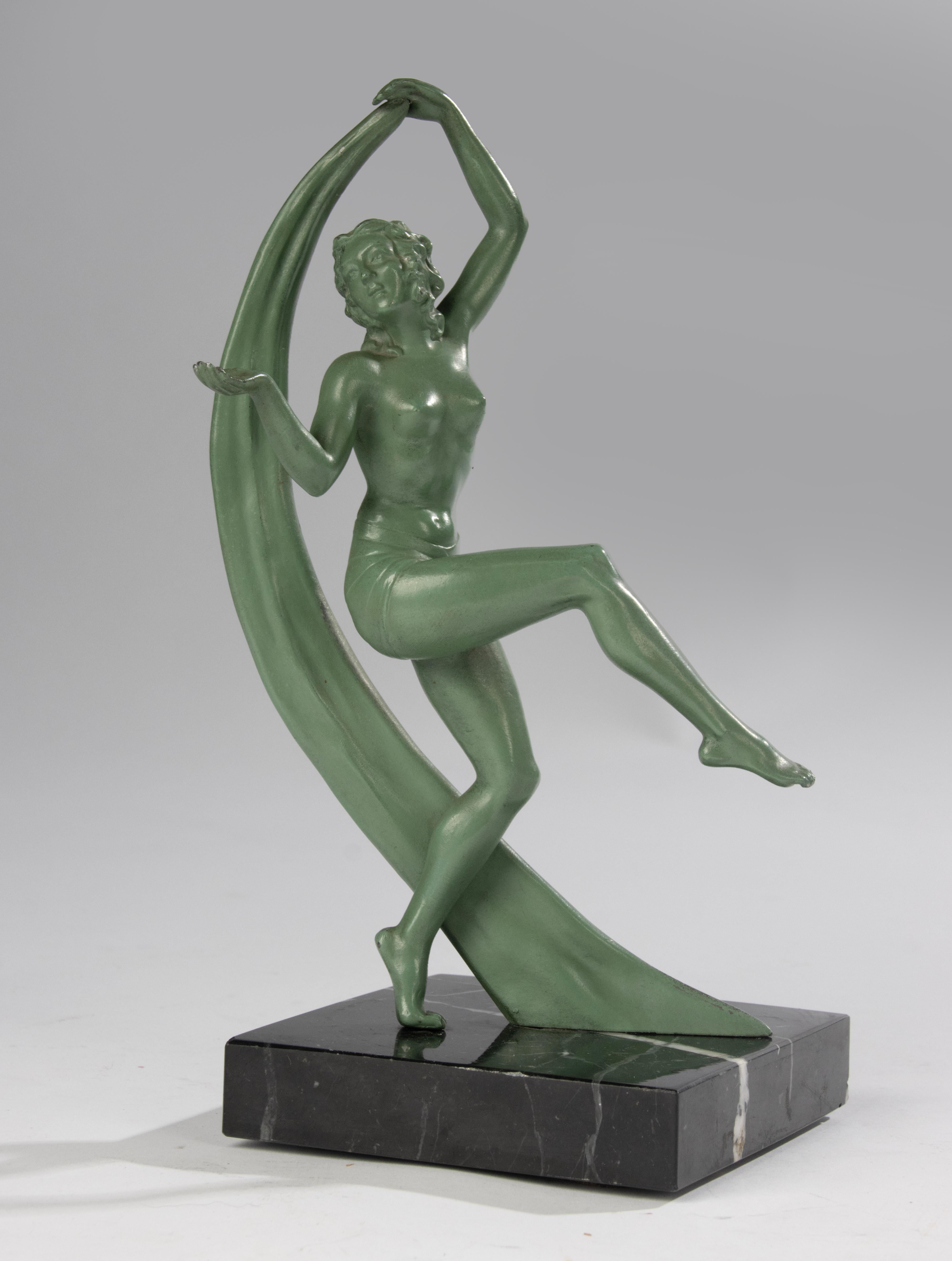 Affascinante scultura francese in stile Art Déco di una donna che balla, risalente agli anni Trenta. Il pezzo è realizzato in spelta con una morbida patina verde e montato su una solida base di marmo. La scultura non è firmata e l'autore rimane