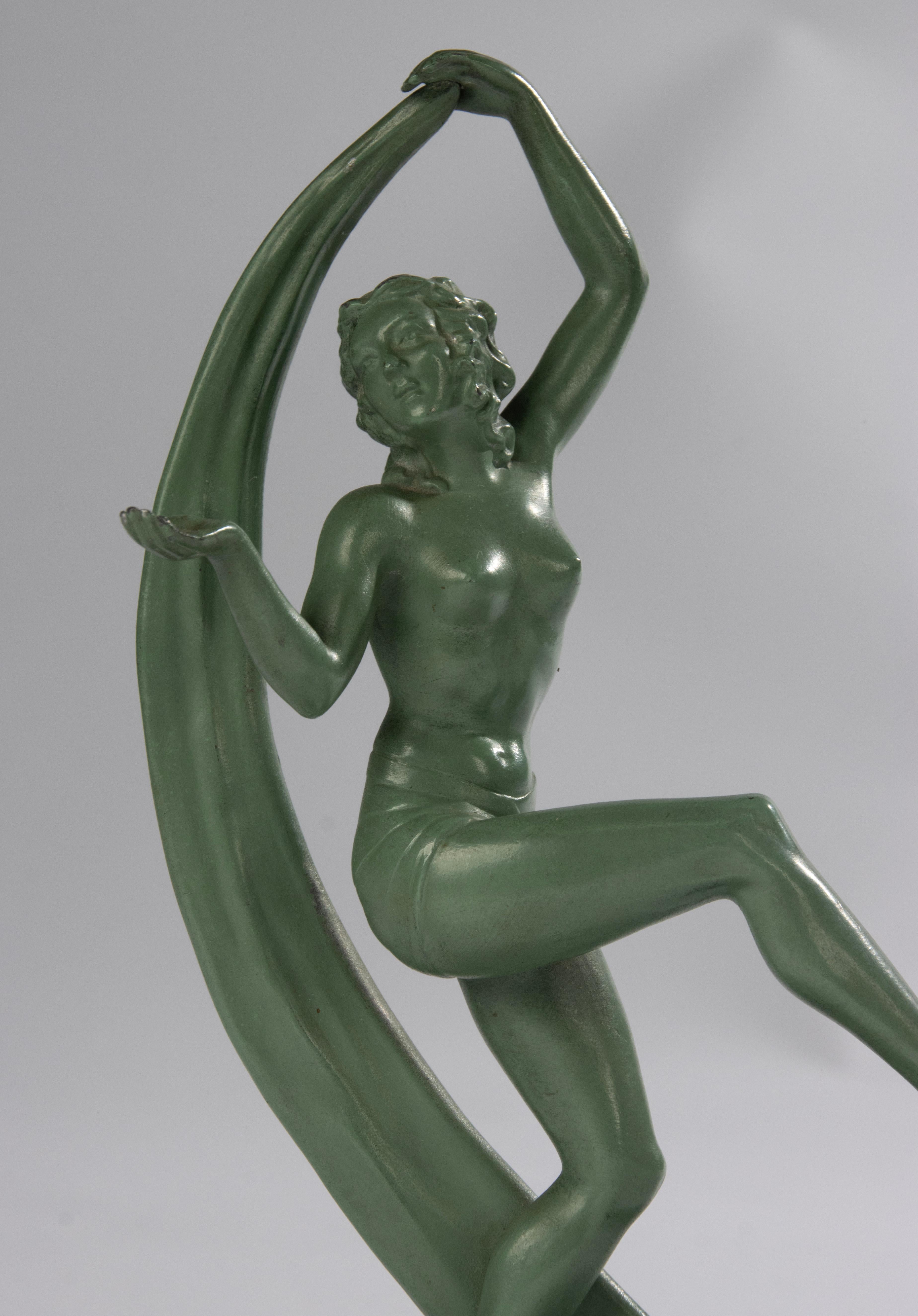 Patinato Scultura di ballerina in stile Art Déco - Francia - Spelta patinata verde su base di marmo in vendita