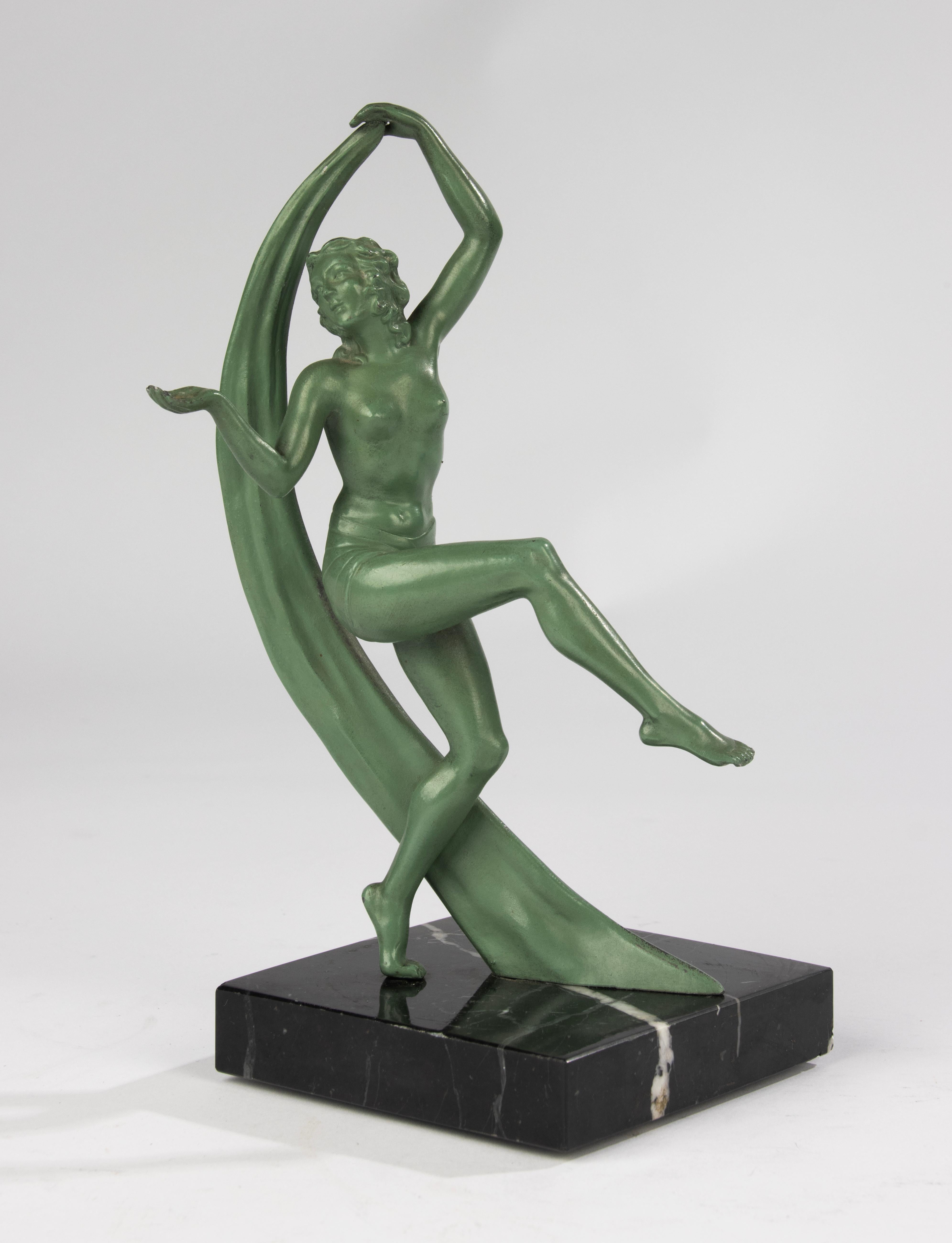 Scultura di ballerina in stile Art Déco - Francia - Spelta patinata verde su base di marmo In condizioni buone in vendita a Casteren, Noord-Brabant