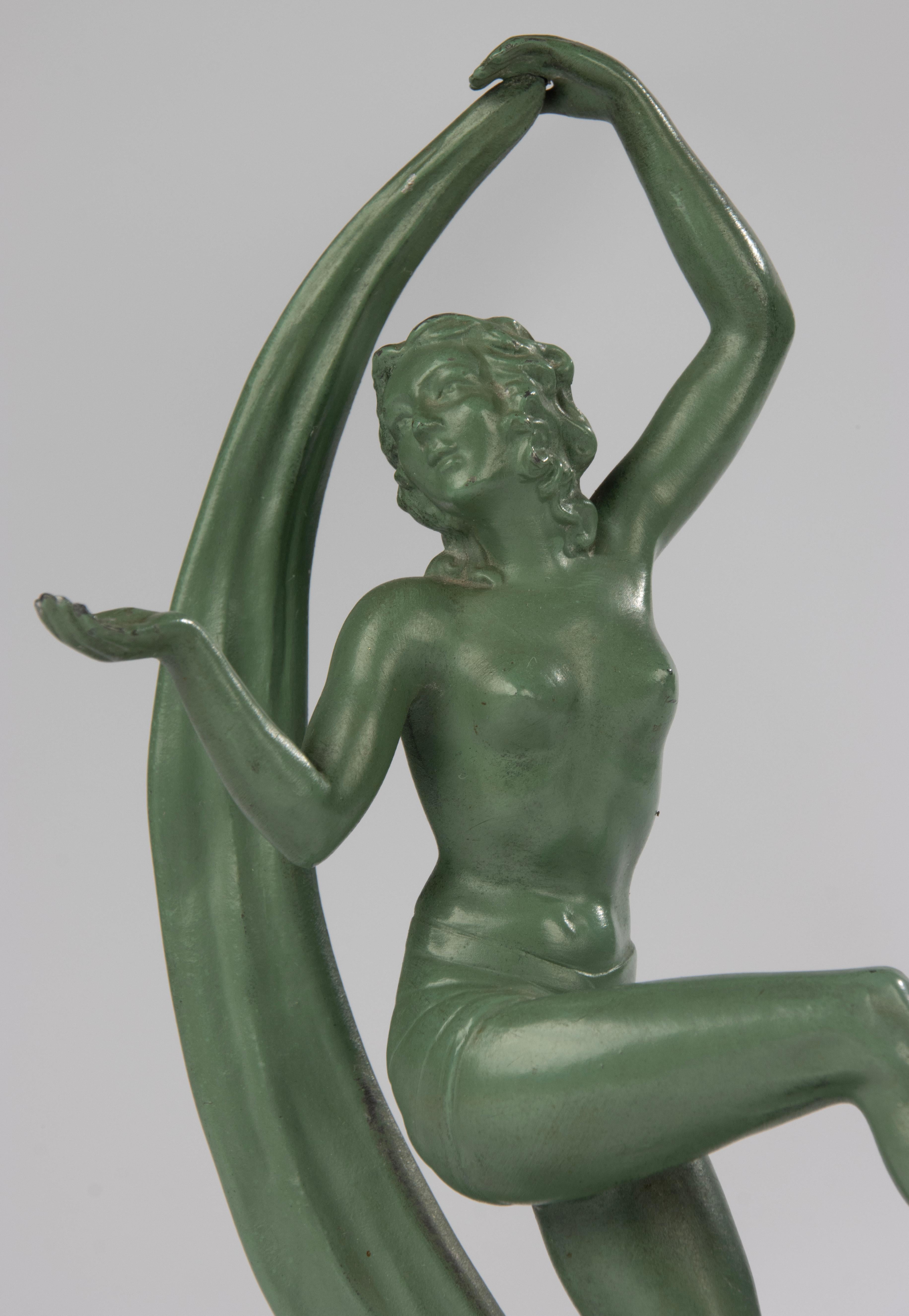 Inizio XX secolo Scultura di ballerina in stile Art Déco - Francia - Spelta patinata verde su base di marmo in vendita