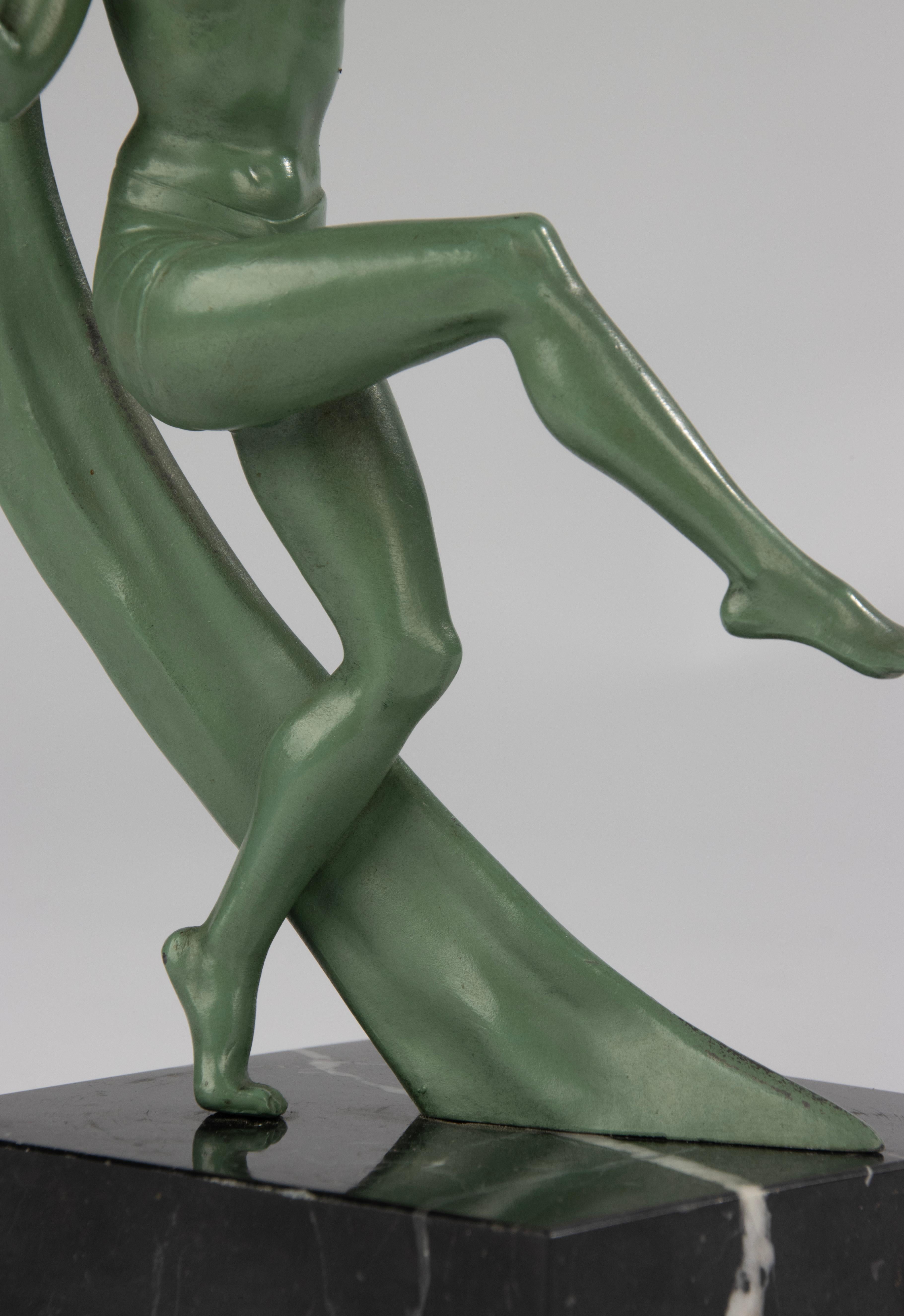 Zinco commerciale Scultura di ballerina in stile Art Déco - Francia - Spelta patinata verde su base di marmo in vendita