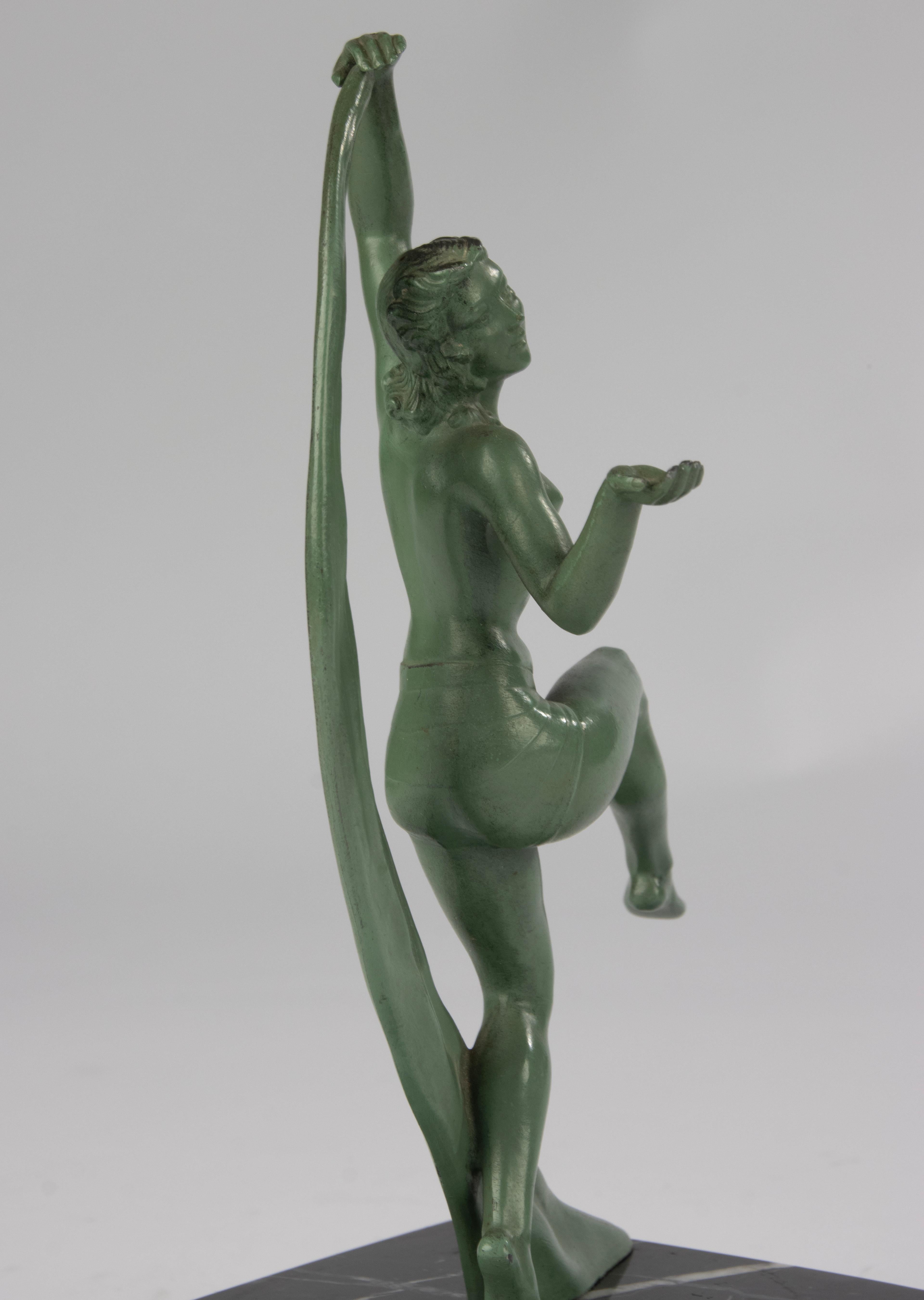 Scultura di ballerina in stile Art Déco - Francia - Spelta patinata verde su base di marmo in vendita 1