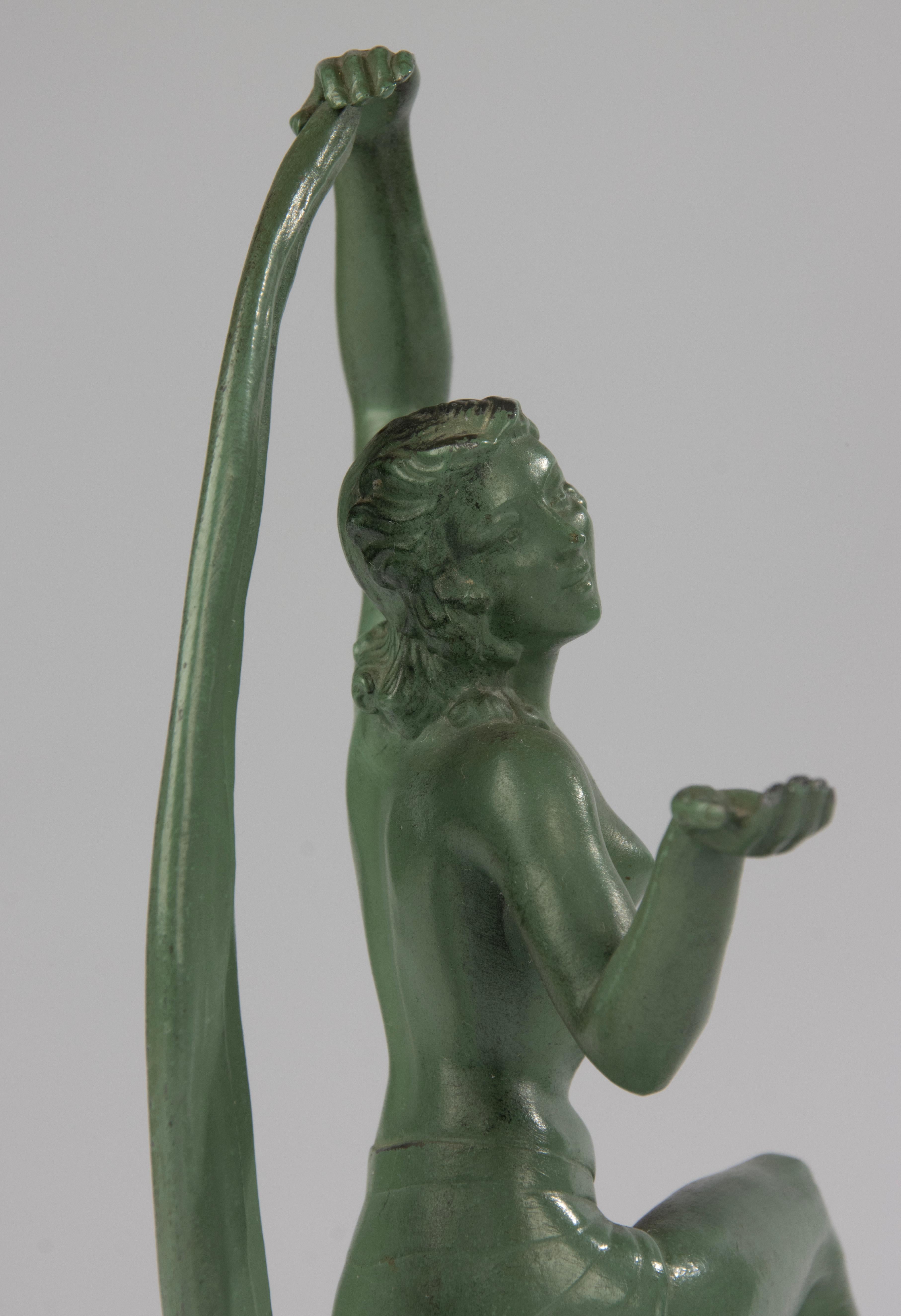 Scultura di ballerina in stile Art Déco - Francia - Spelta patinata verde su base di marmo in vendita 2