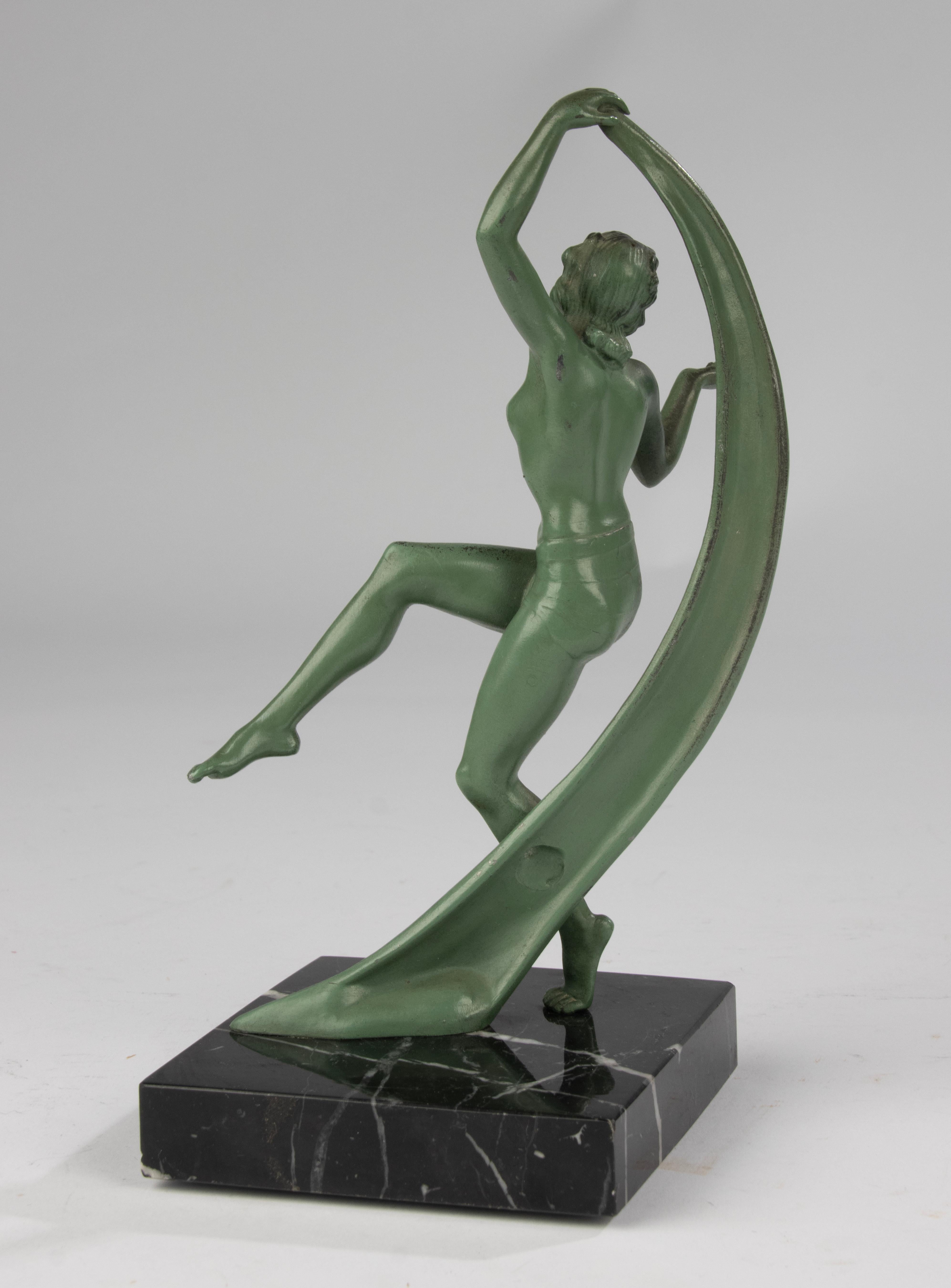 Scultura di ballerina in stile Art Déco - Francia - Spelta patinata verde su base di marmo in vendita 3