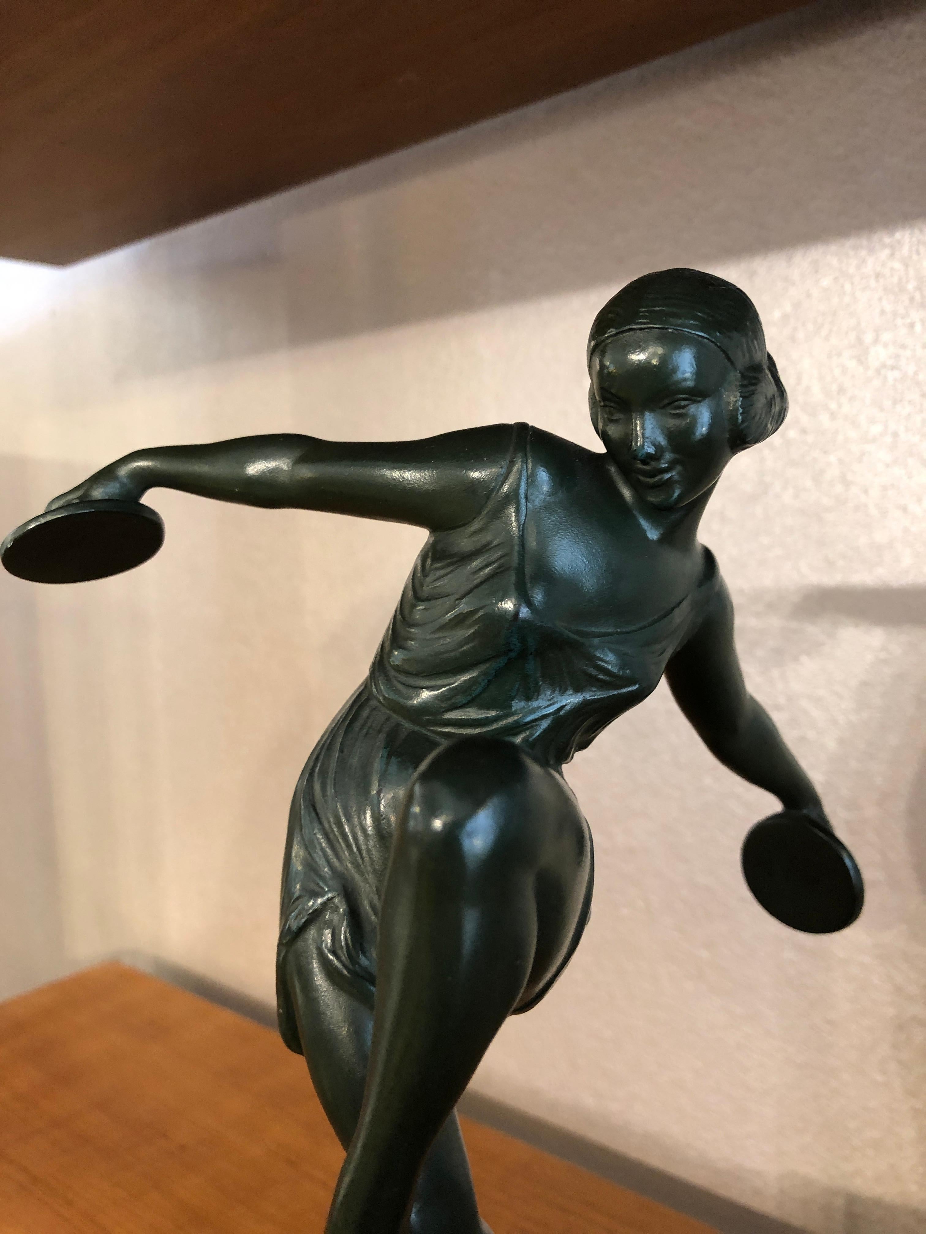 Art Deco Tänzerin mit Zimbeln Signiert Fayral Skulptur auf Mable Basis 12