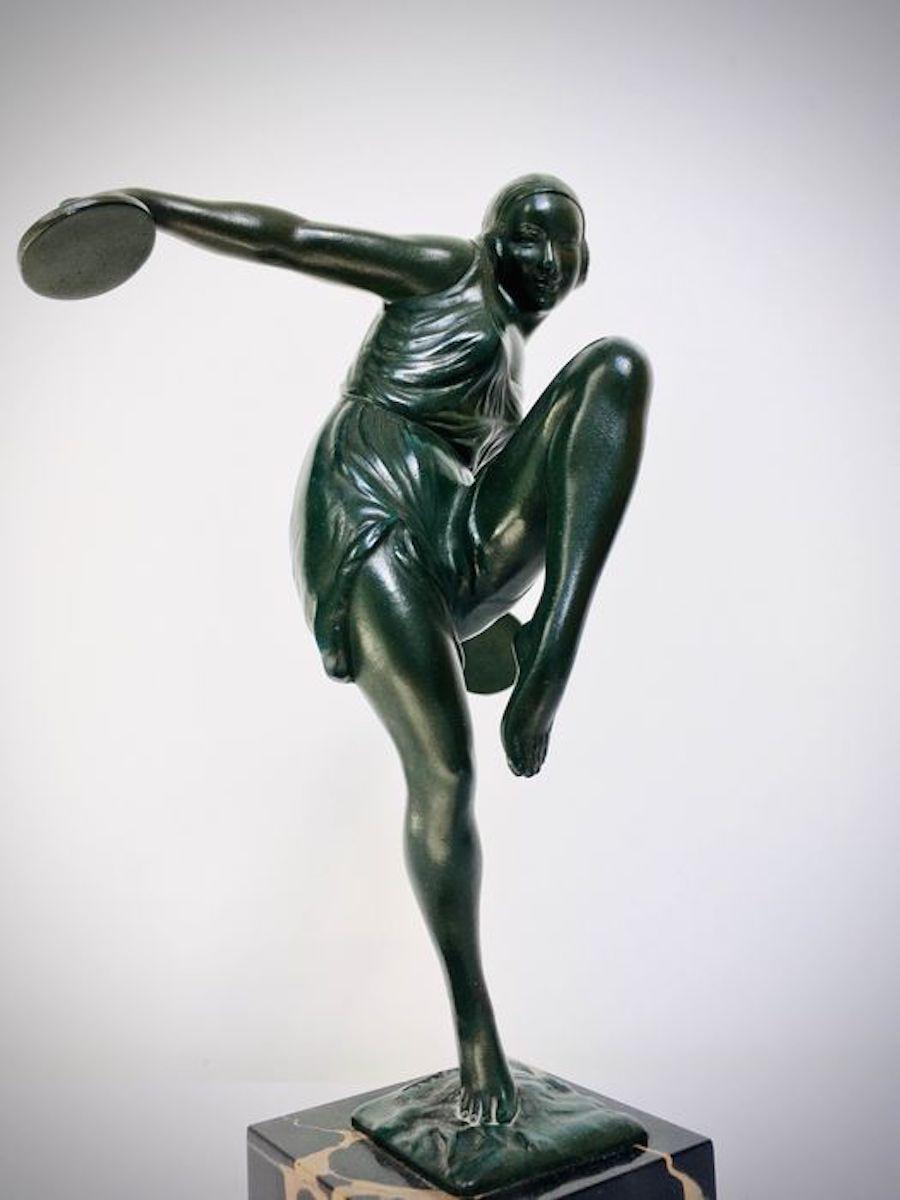 Art Deco Tänzerin mit Zimbeln Signiert Fayral Skulptur auf Mable Basis (Bronze)