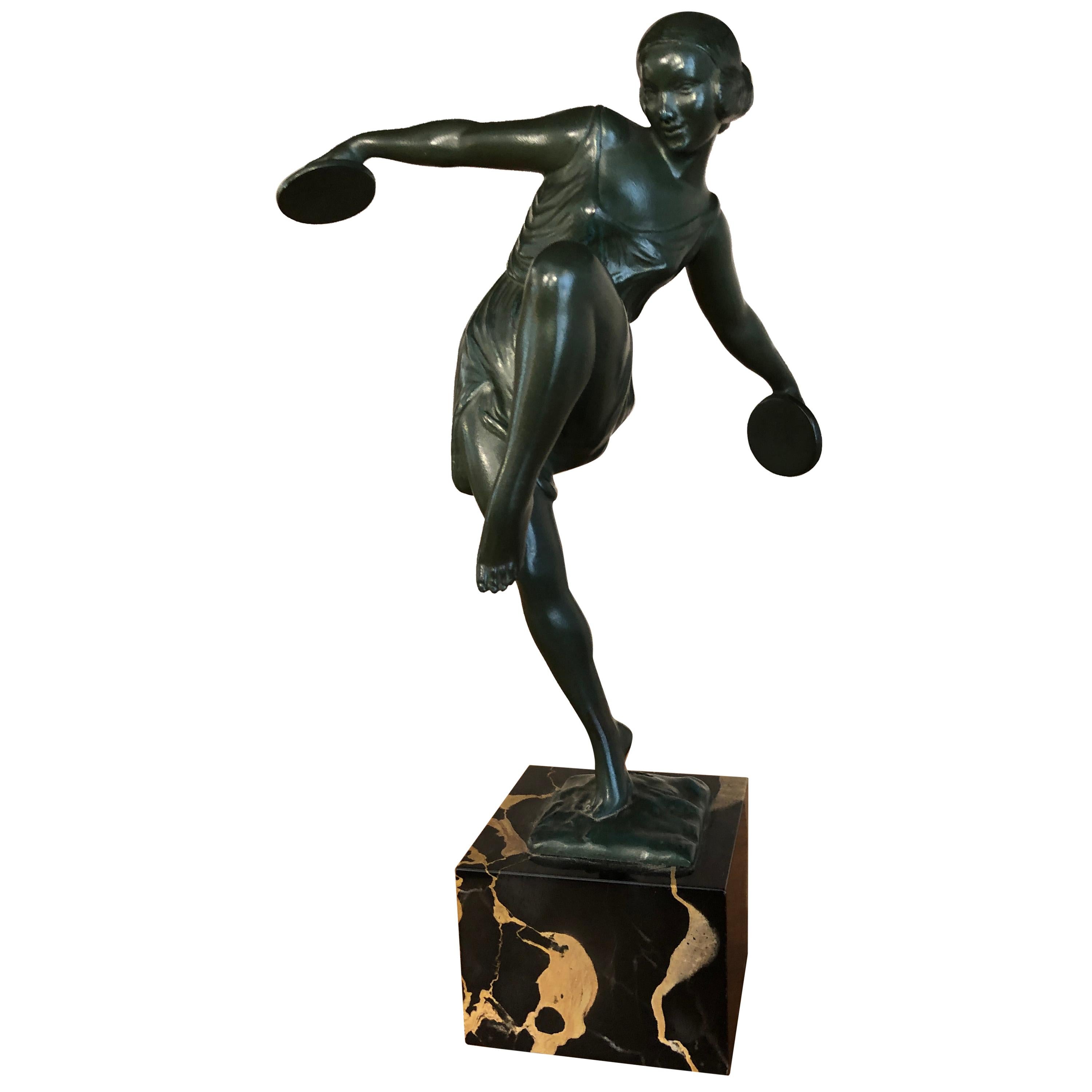 Art Deco Tänzerin mit Zimbeln Signiert Fayral Skulptur auf Mable Basis