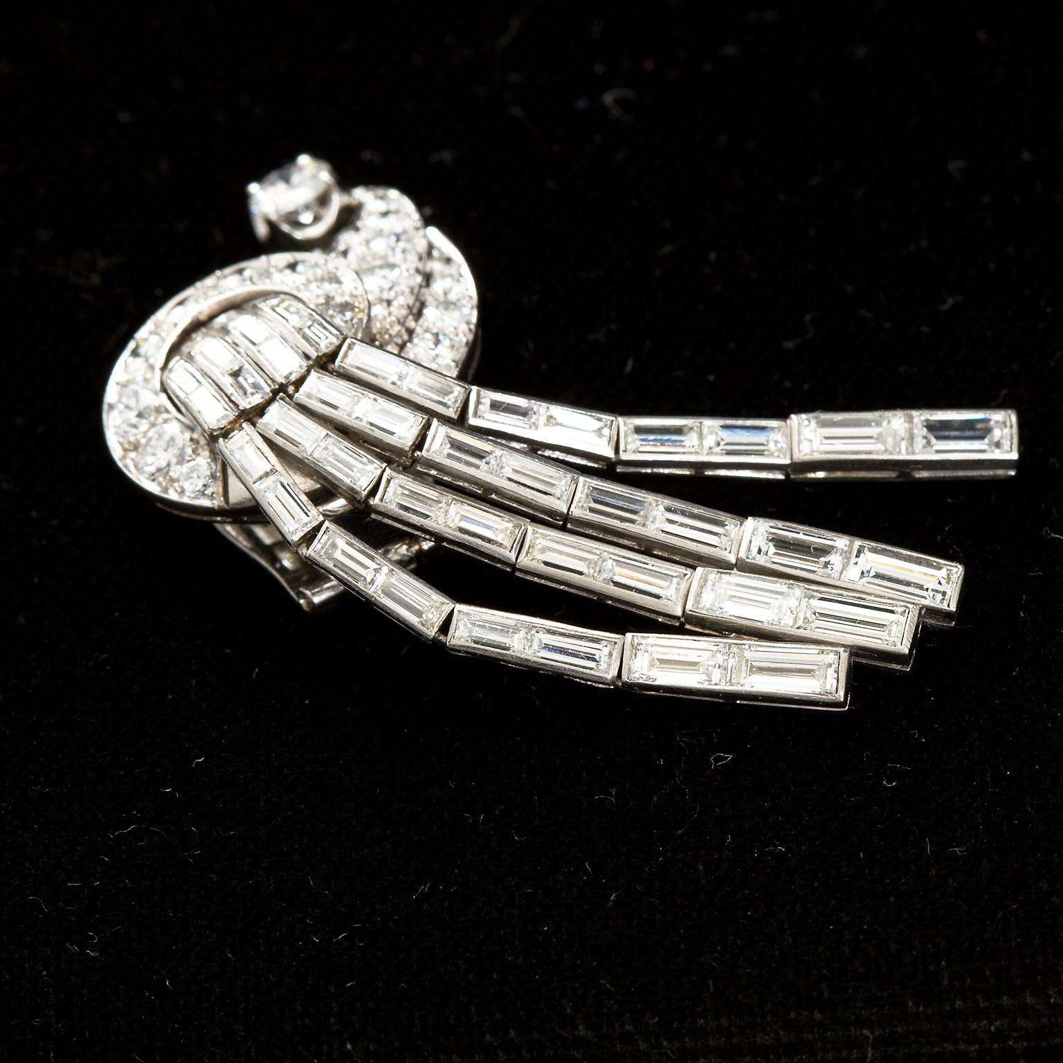 Art Deco Dangle Diamond Ear Clips, 8,00 Karat in Platin gefasst  im Angebot 1