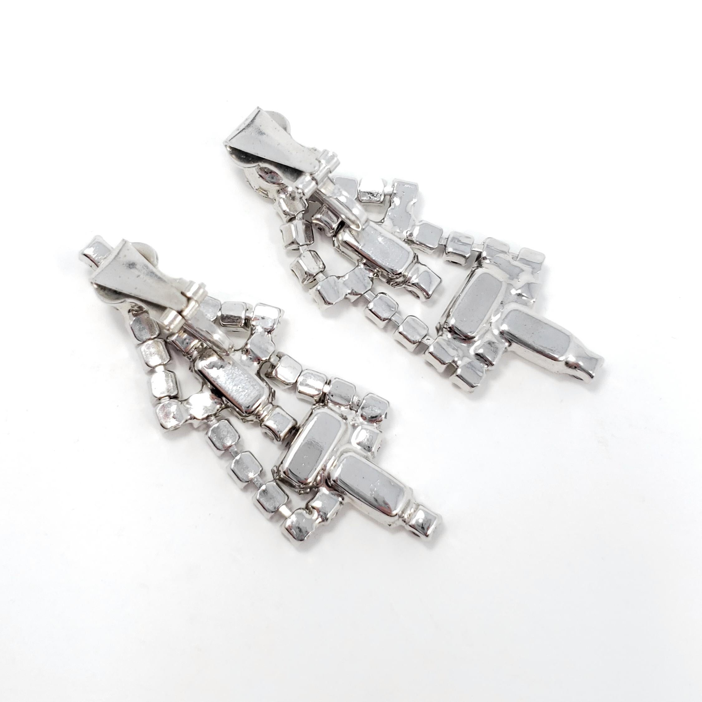 Art Deco Dangling Clip On Earrings in Silver, Red and Clear Crystal In Excellent Condition For Sale In Milford, DE