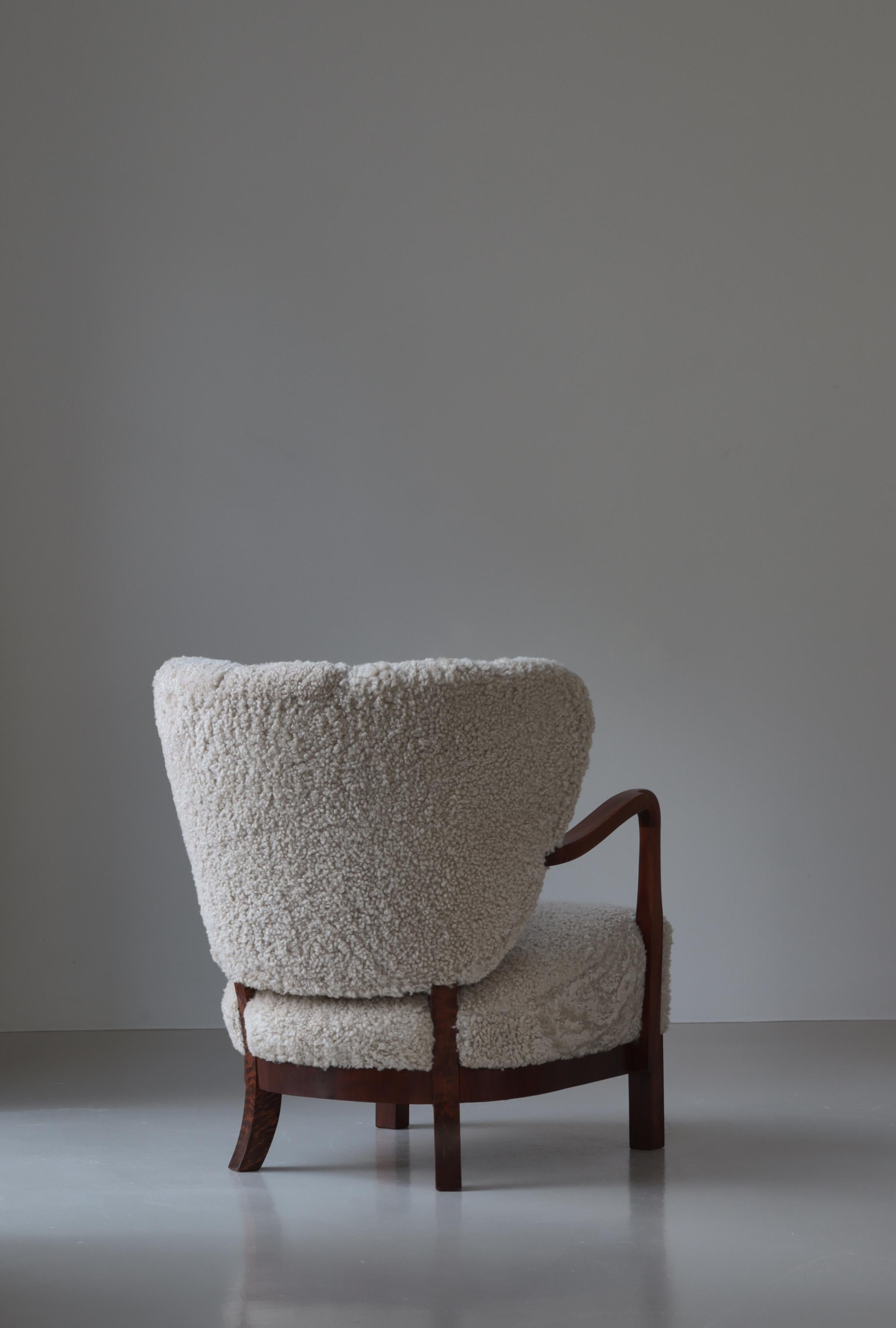 Dänische Art-Déco-Loungesessel des Schreiner-Loungesessels aus Nussbaumholz und Schafsfell, 1930er Jahre im Angebot 8