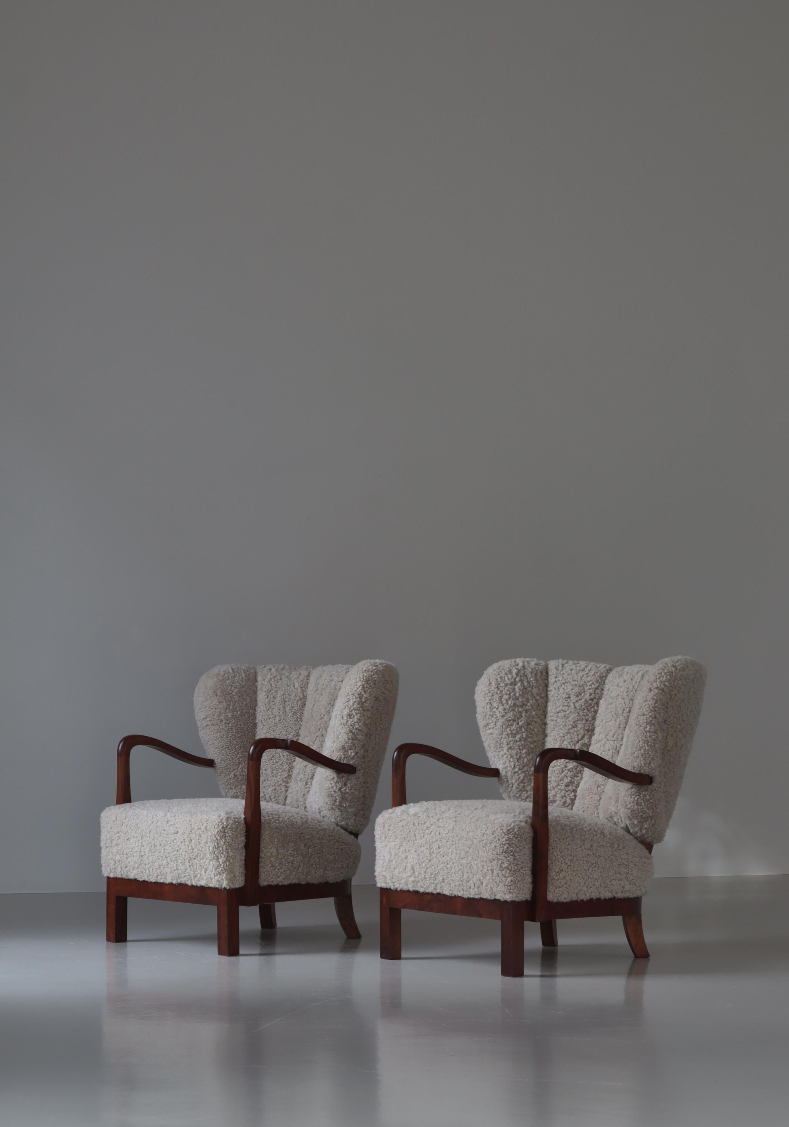 Dänische Art-Déco-Loungesessel des Schreiner-Loungesessels aus Nussbaumholz und Schafsfell, 1930er Jahre (Art déco) im Angebot