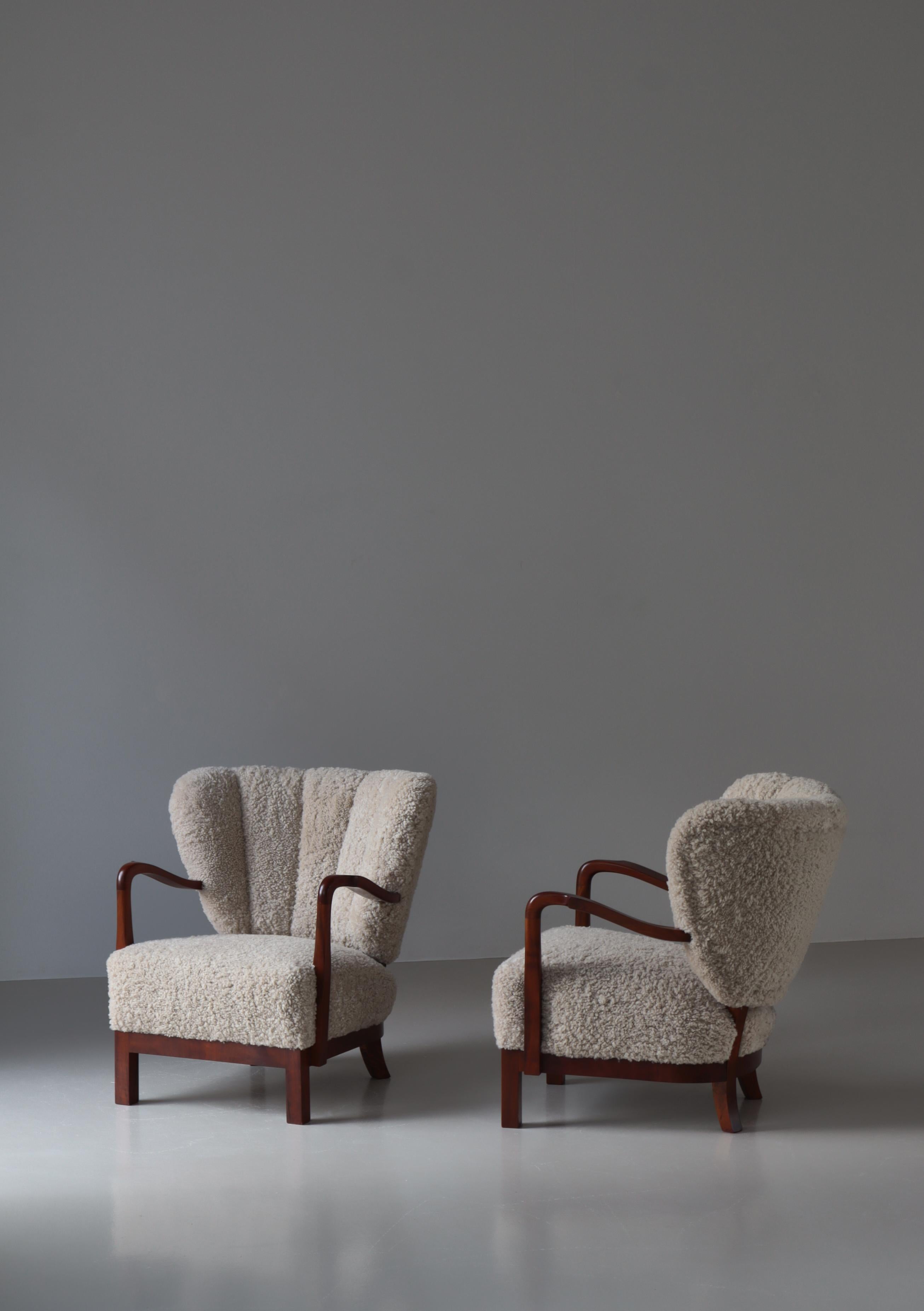 Dänische Art-Déco-Loungesessel des Schreiner-Loungesessels aus Nussbaumholz und Schafsfell, 1930er Jahre im Zustand „Gut“ im Angebot in Odense, DK