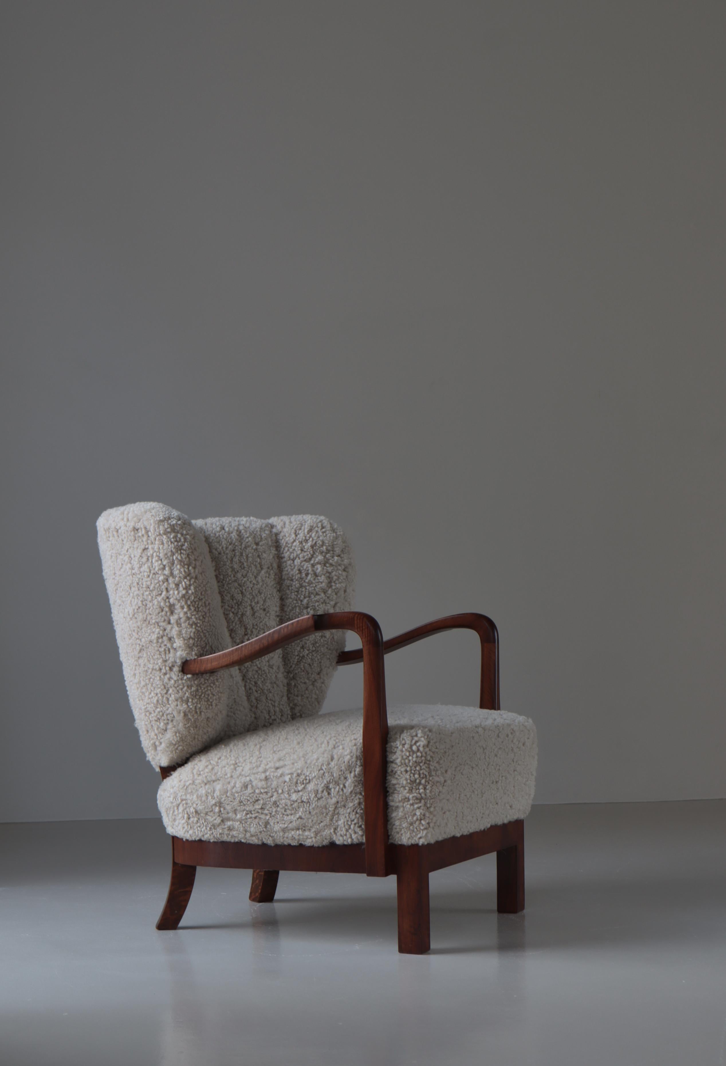 Dänische Art-Déco-Loungesessel des Schreiner-Loungesessels aus Nussbaumholz und Schafsfell, 1930er Jahre (Mitte des 20. Jahrhunderts) im Angebot