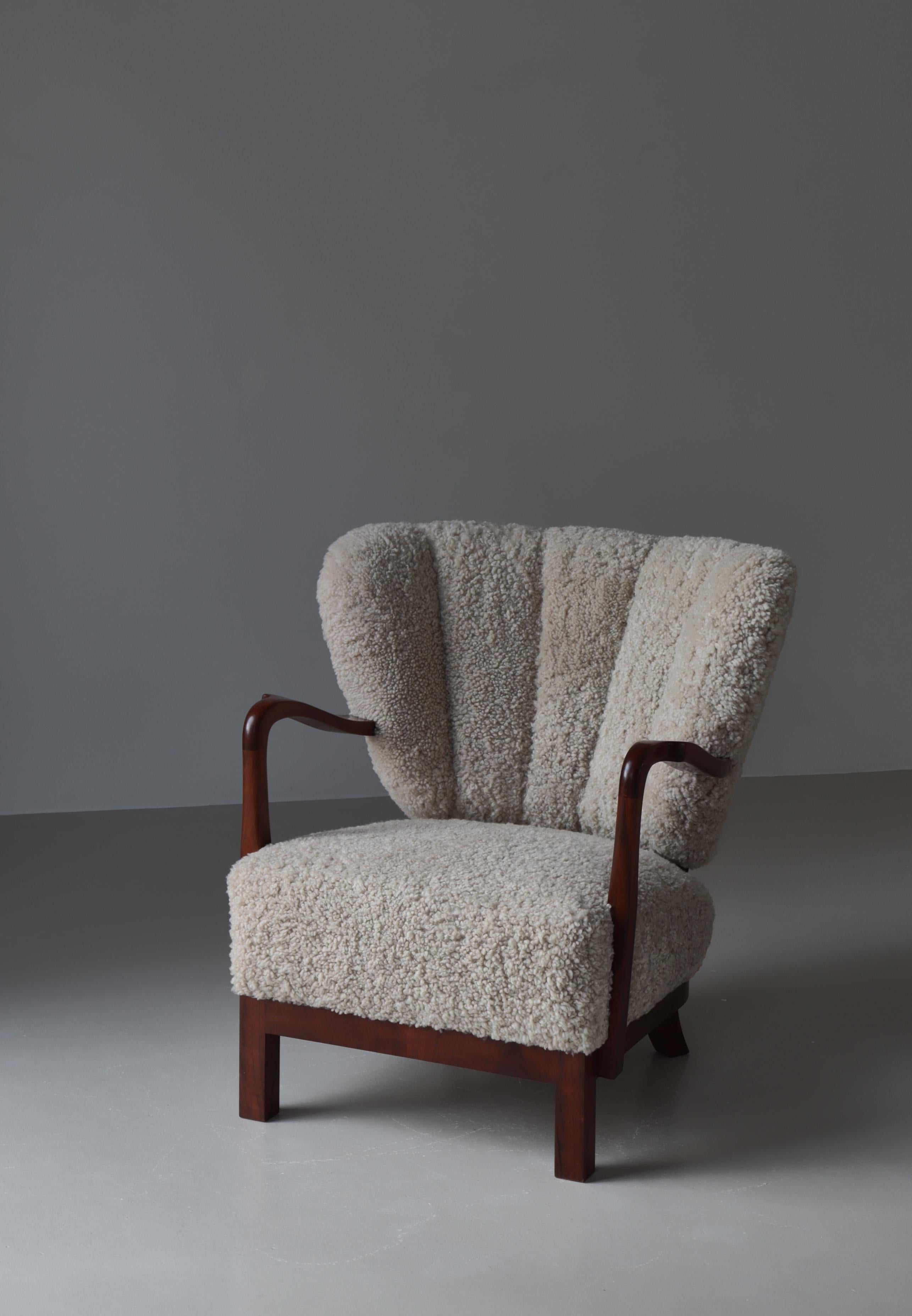 Dänische Art-Déco-Loungesessel des Schreiner-Loungesessels aus Nussbaumholz und Schafsfell, 1930er Jahre im Angebot 1