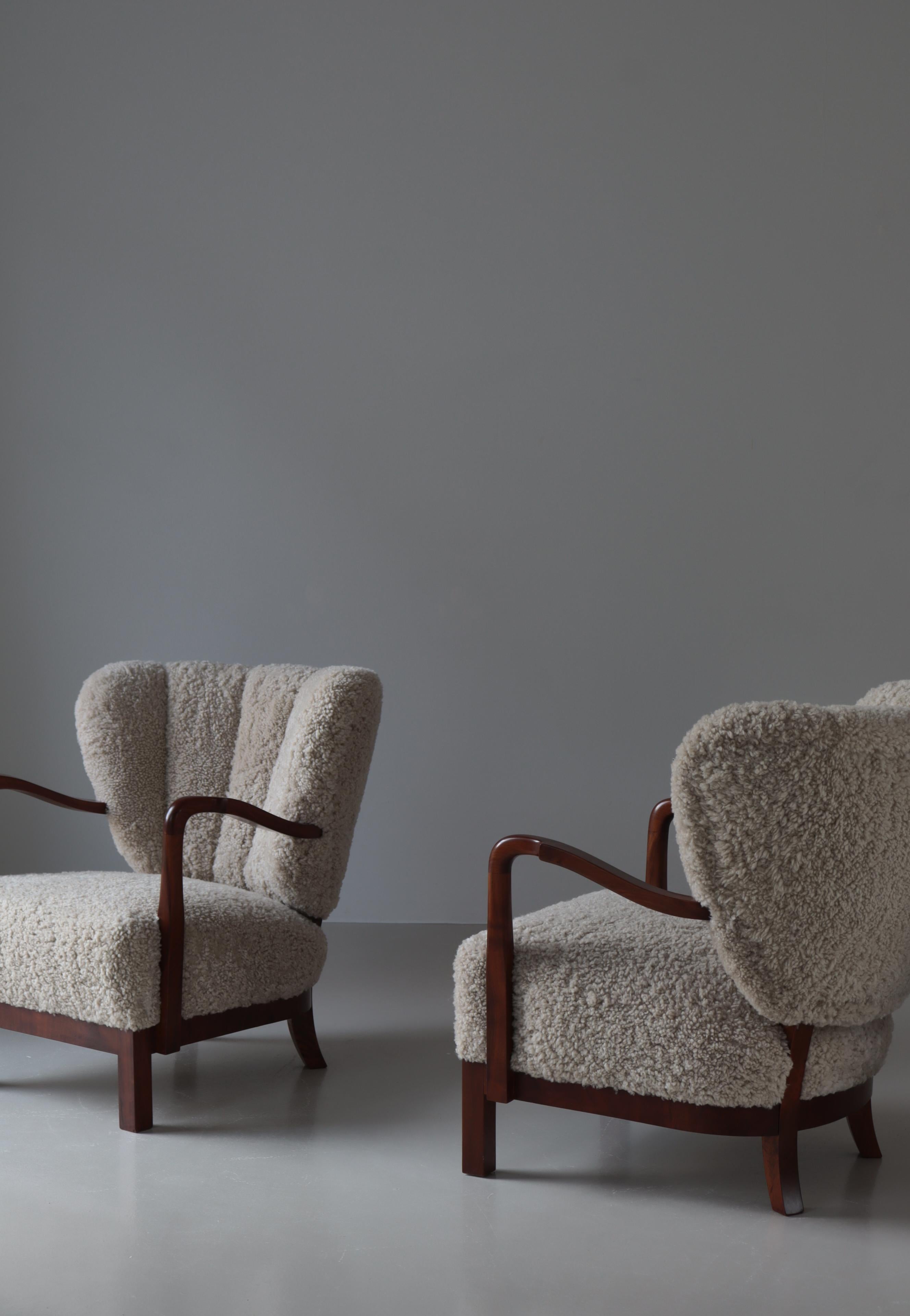 Dänische Art-Déco-Loungesessel des Schreiner-Loungesessels aus Nussbaumholz und Schafsfell, 1930er Jahre im Angebot 3
