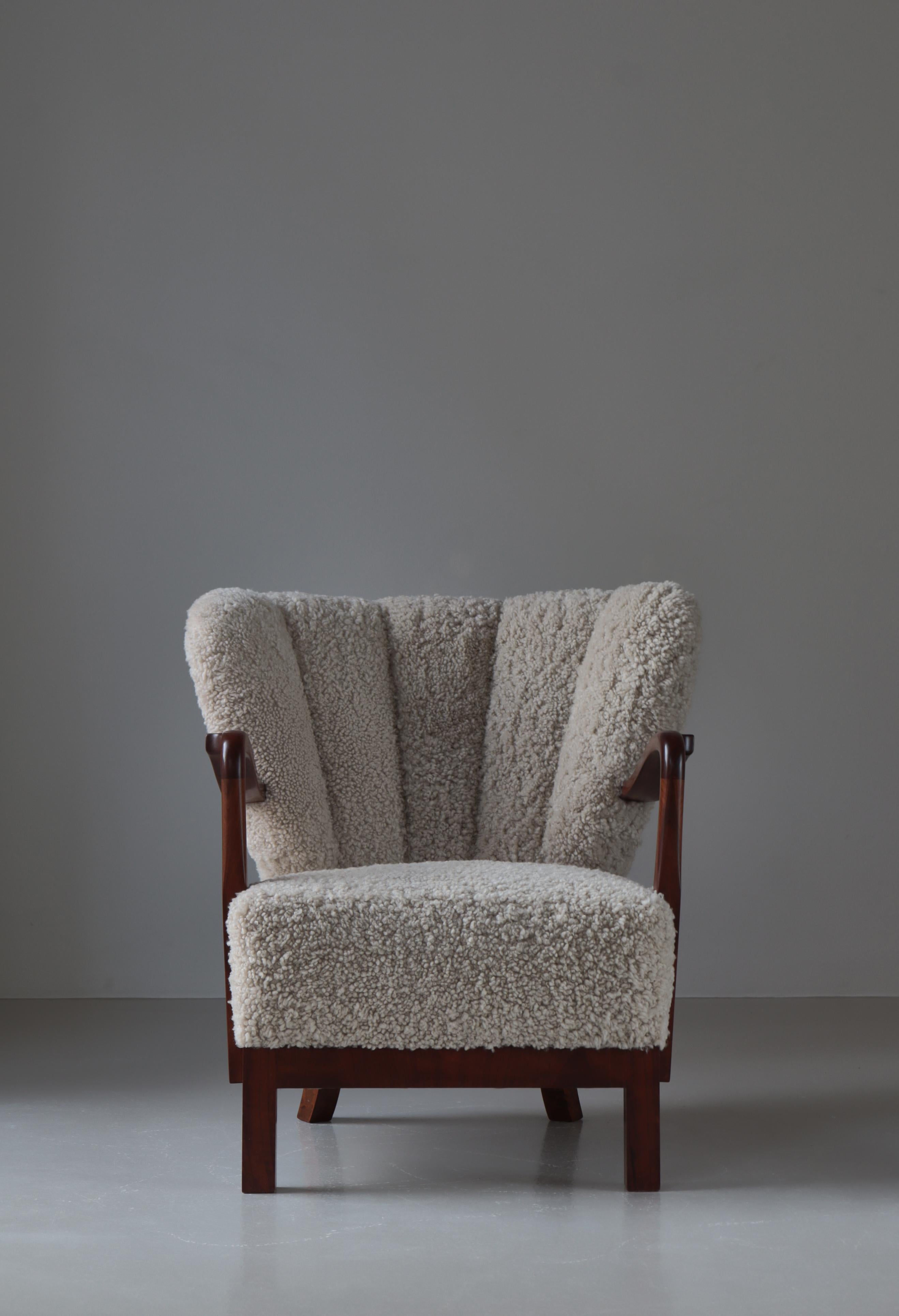 Dänische Art-Déco-Loungesessel des Schreiner-Loungesessels aus Nussbaumholz und Schafsfell, 1930er Jahre im Angebot 4