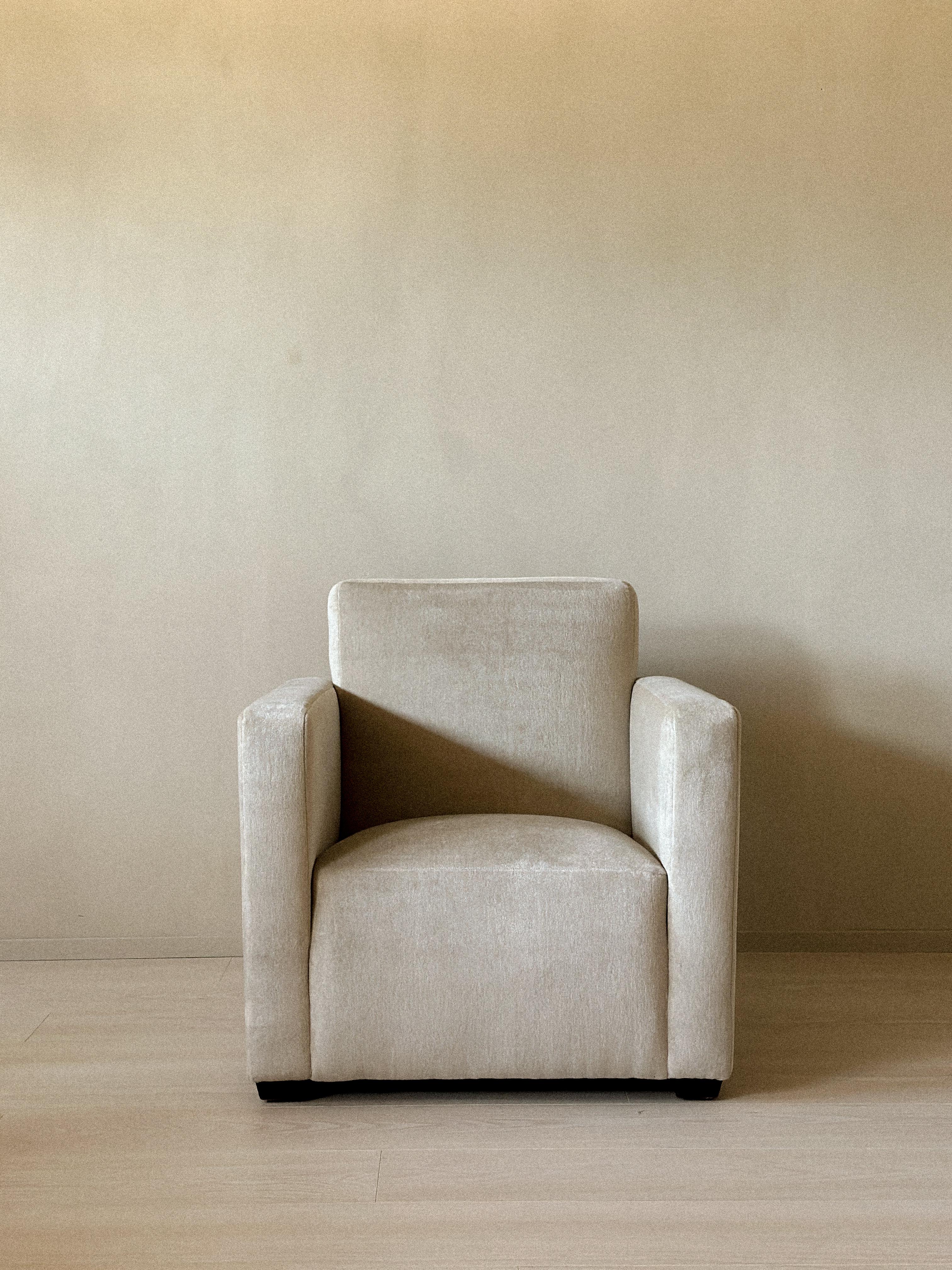 Elegante sedia da club danese Art-Deco degli anni '40 con linee pulite e geometriche e un fascino discreto. Rivestita di recente in un tessuto morbido e neutro, poggia su bassi piedi a blocco in legno. Un pezzo senza tempo che unisce il comfort a un