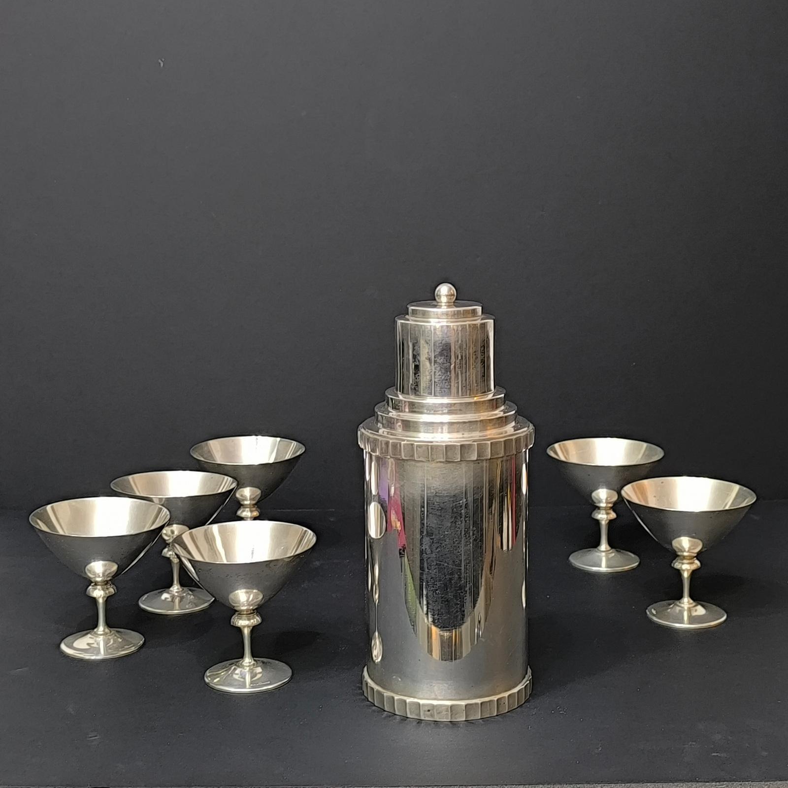 Art Deco Danish Silver Plated Cocktail Shaker und sechs GAB Martini Gläser.
Ein wunderschönes Bar-Set bestehend aus einem schweren, hochwertigen dänischen versilberten Cocktail-Shaker und sechs Martini-Stielgläsern von GAB Sweden.
Alle sind in einem