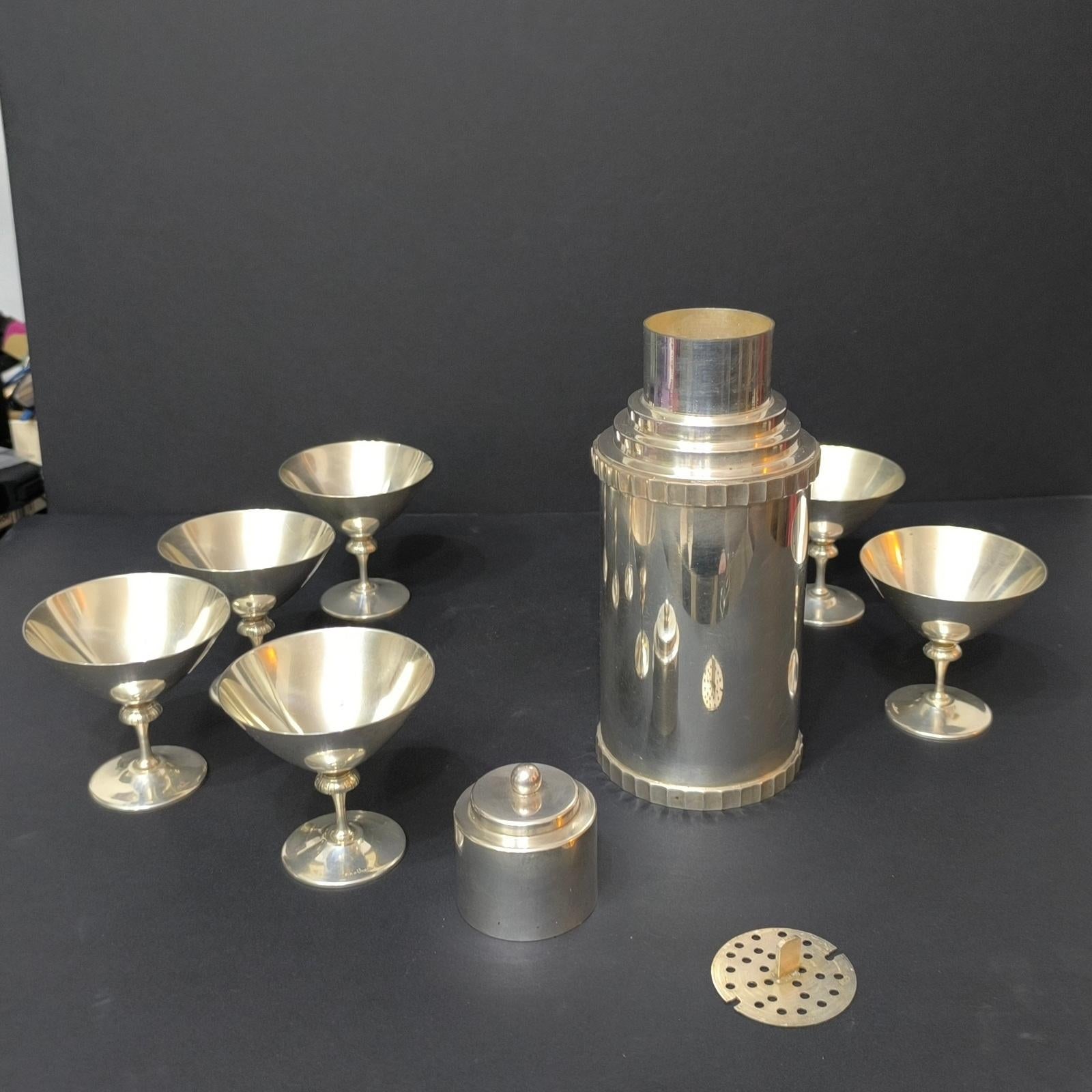 Art Deco Danish Silver Plated Cocktail Shaker and Six GAB Martini Glasses In Good Condition For Sale In Bochum, NRW