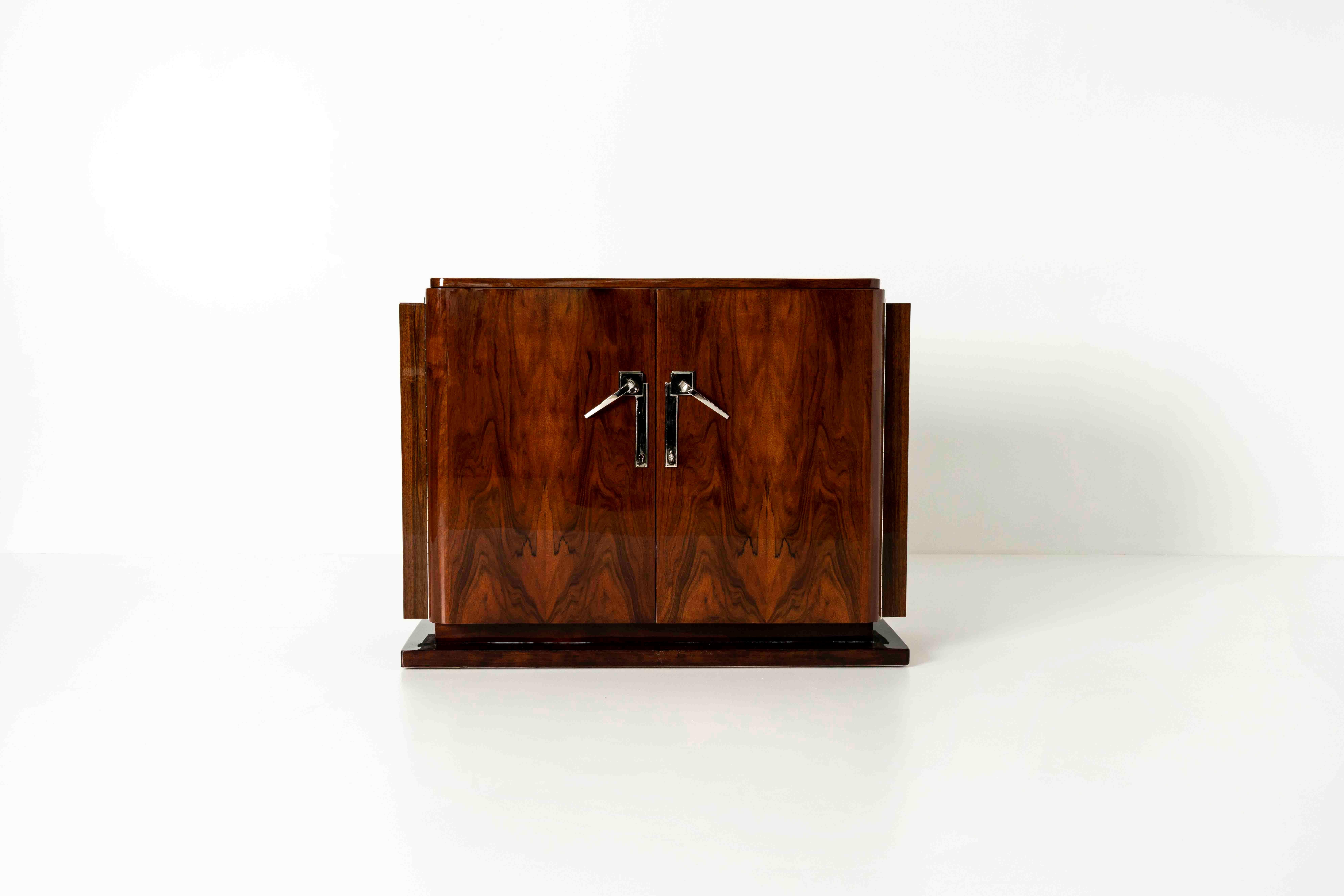 Art Deco Dark Brown Piano-Lacquered cabinet, France 1930s. This cabinet is fully restored and has a great design. Being not too large, this cabinet is very practical and easy to combine into your interior. The two doors with round edges hide