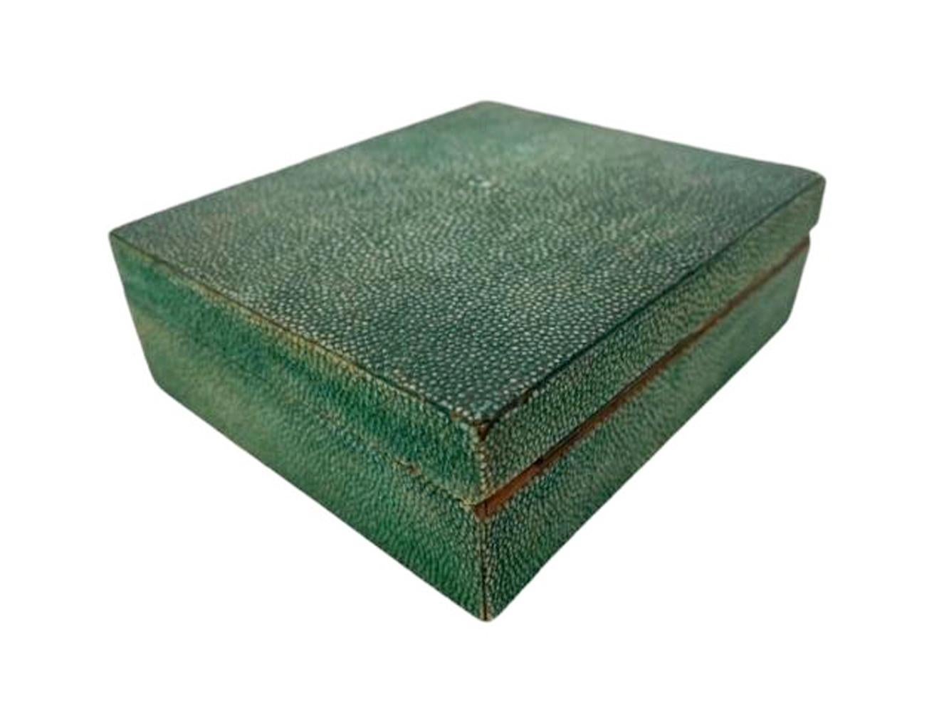 Caja Art Decó de madera recubierta de shagreen de color verde oscuro y con tapa de hueso elevable.