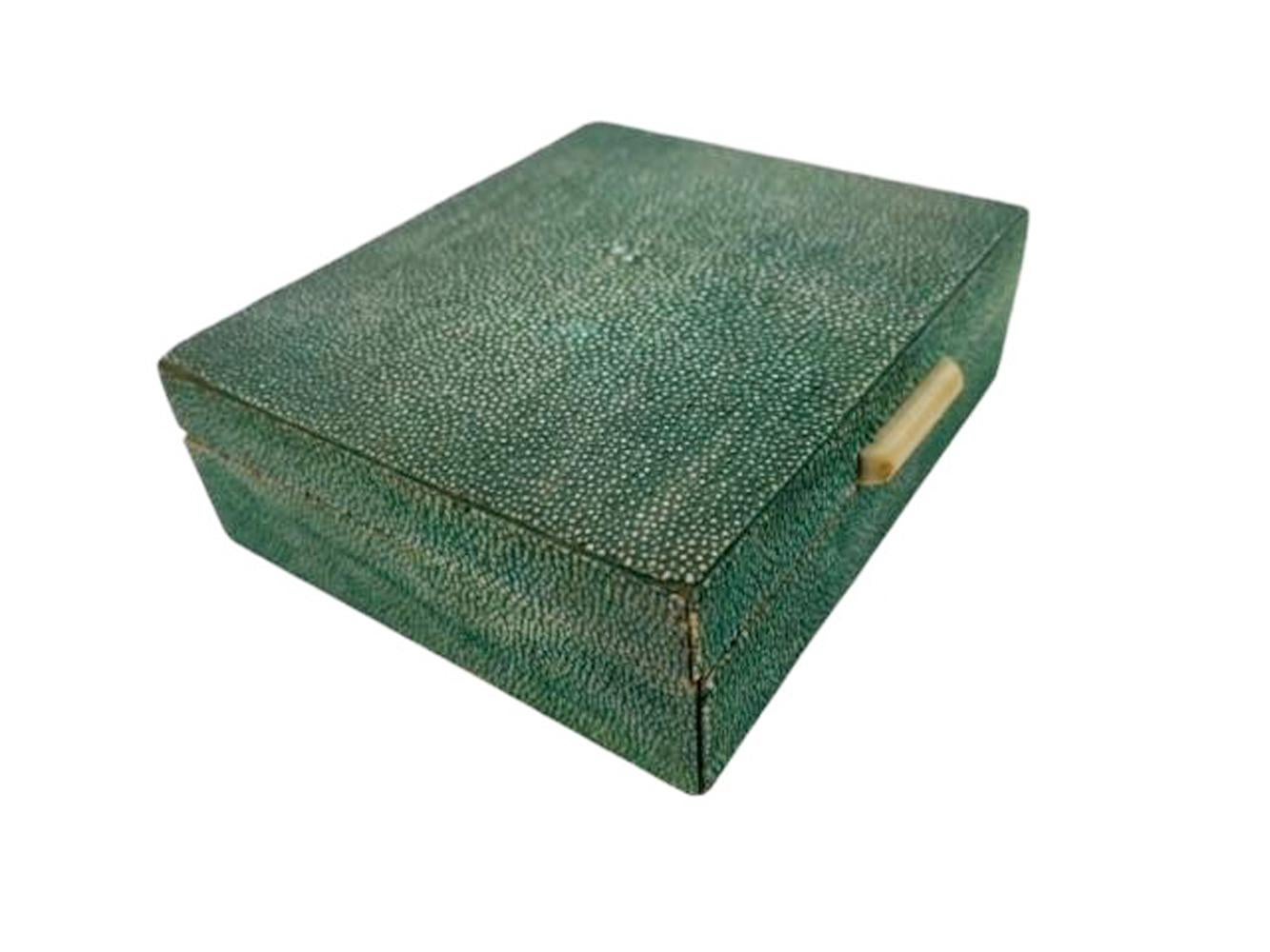 Caja Art Decó de madera revestida de piel de zapa verde oscuro con tapa-elevador en forma de barra en Bueno estado para la venta en Chapel Hill, NC
