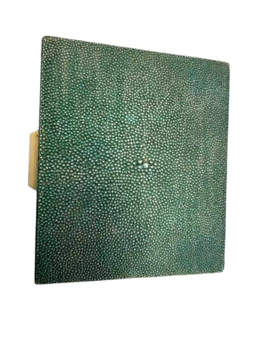 Caja Art Decó de madera revestida de piel de zapa verde oscuro con tapa-elevador en forma de barra siglo XX en venta