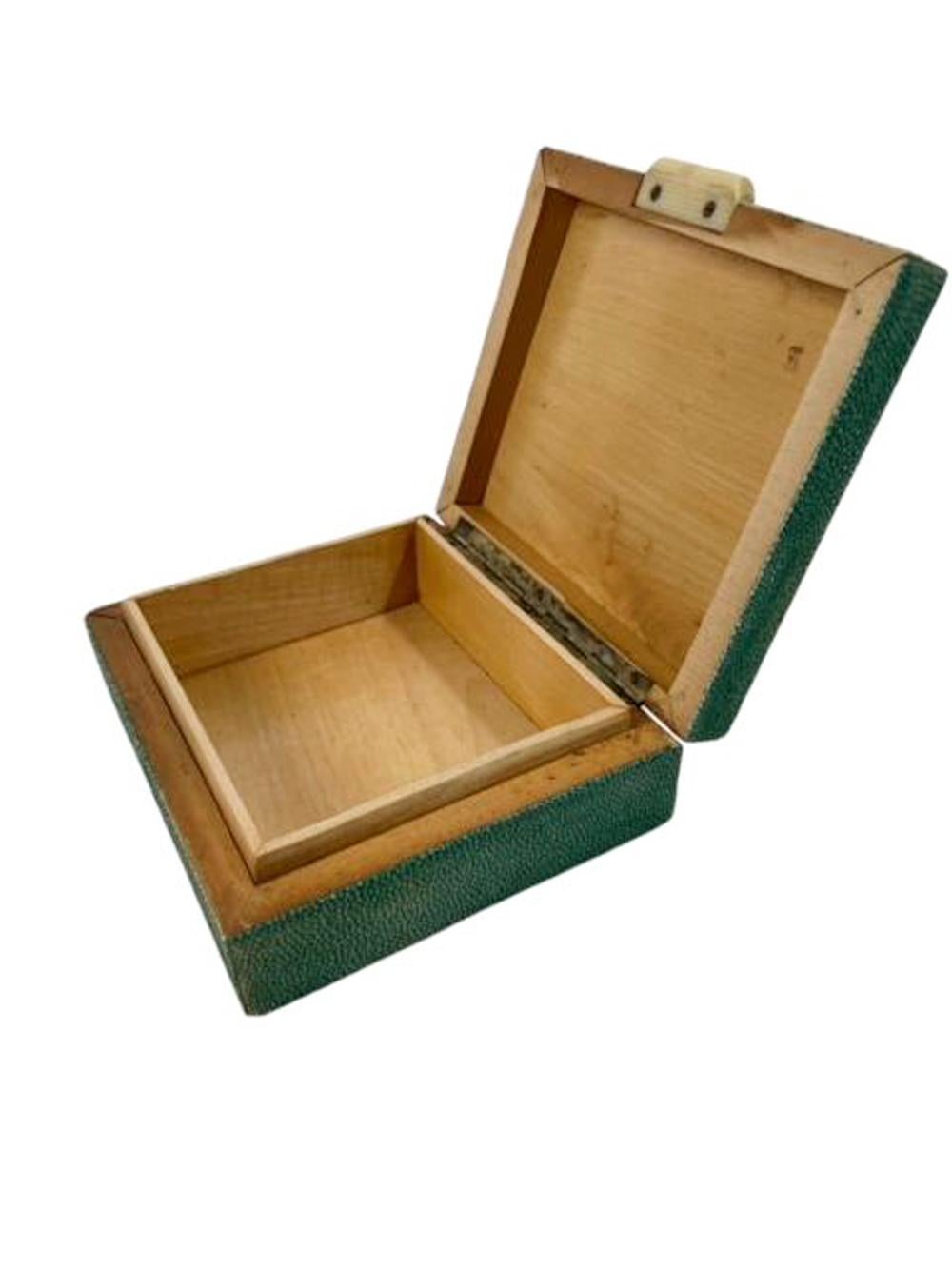 Caja Art Decó de madera revestida de piel de zapa verde oscuro con tapa-elevador en forma de barra Hueso en venta