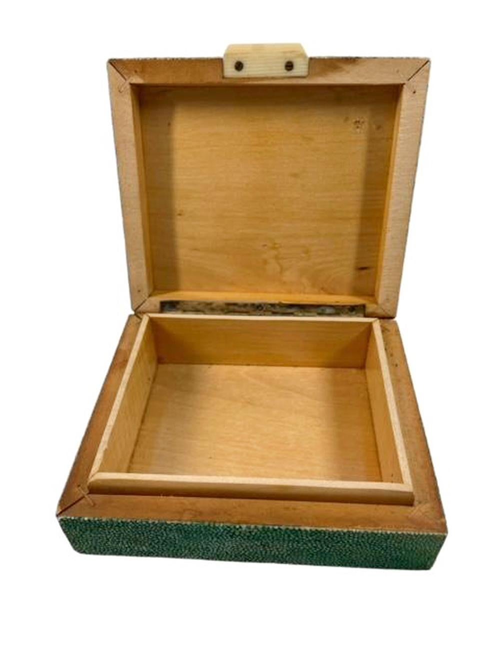 Caja Art Decó de madera revestida de piel de zapa verde oscuro con tapa-elevador en forma de barra en venta 1