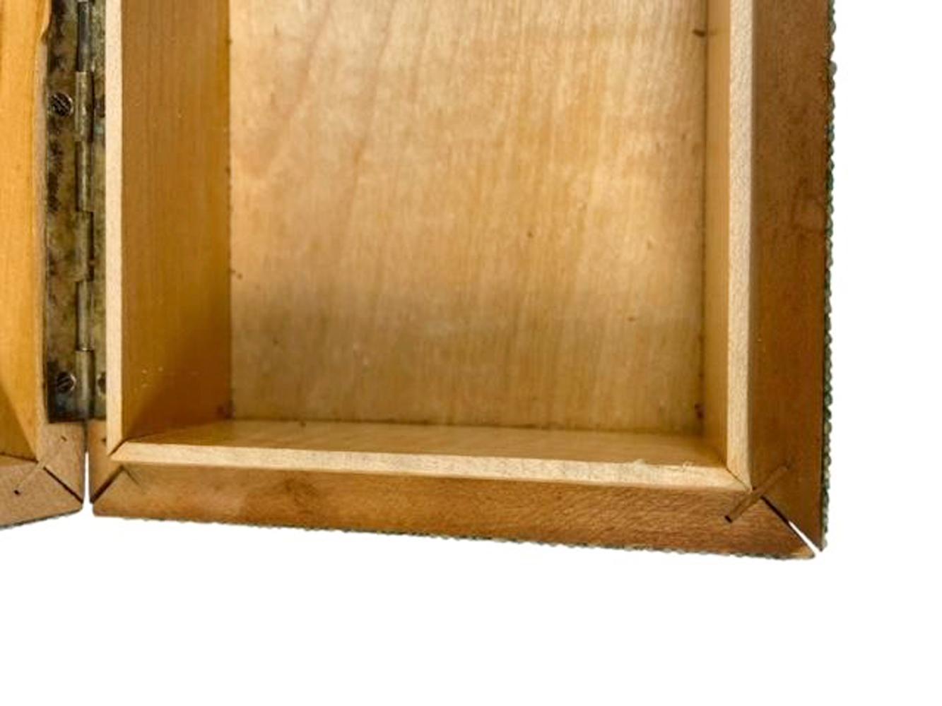 Caja Art Decó de madera revestida de piel de zapa verde oscuro con tapa-elevador en forma de barra en venta 2