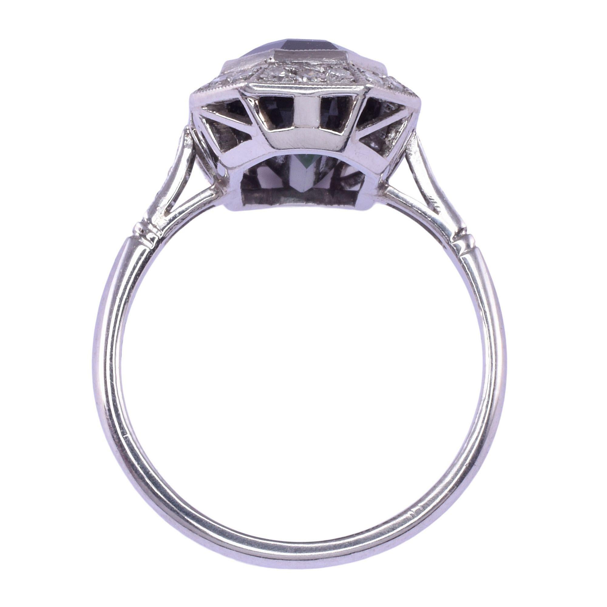 Art Deco Dunkelgrüner Turmalin Platin Ring (Smaragdschliff) im Angebot
